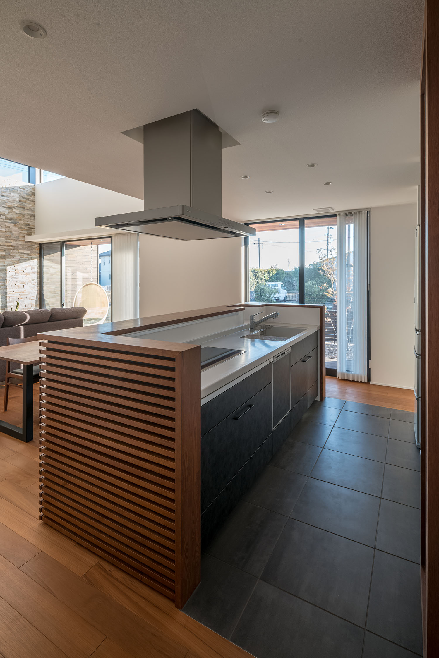 アイランドキッチンがルーバーの腰壁で囲まれている様子・デザイン住宅 注文住宅・デザイン住宅建築実例_『CASE671 実りの平屋』_キッチン