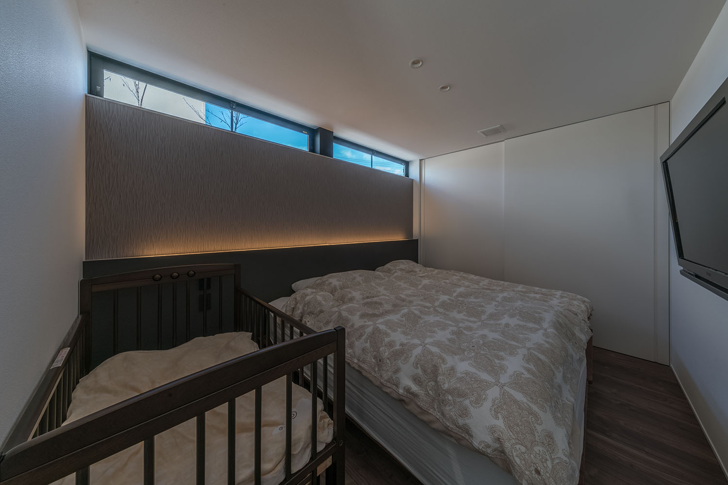 ヘッドボードに間接照明が取り付けられた寝室・デザイン住宅 注文住宅・デザイン住宅建築実例_『CASE671 実りの平屋』_寝室