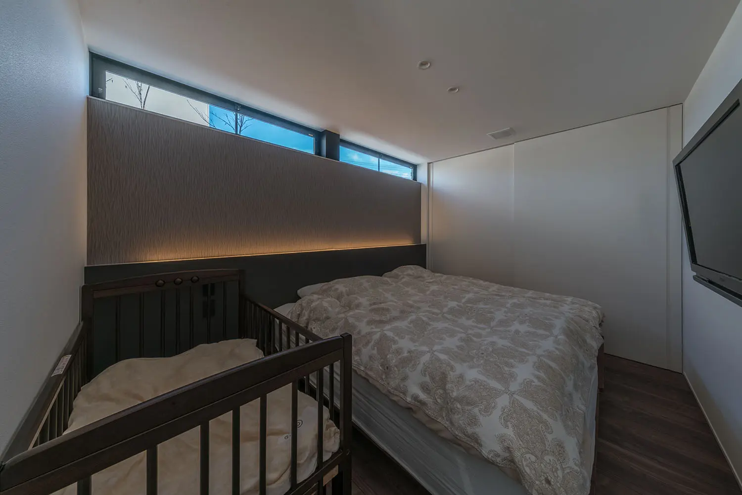 窓の位置が高く、セキュリティに配慮された寝室
