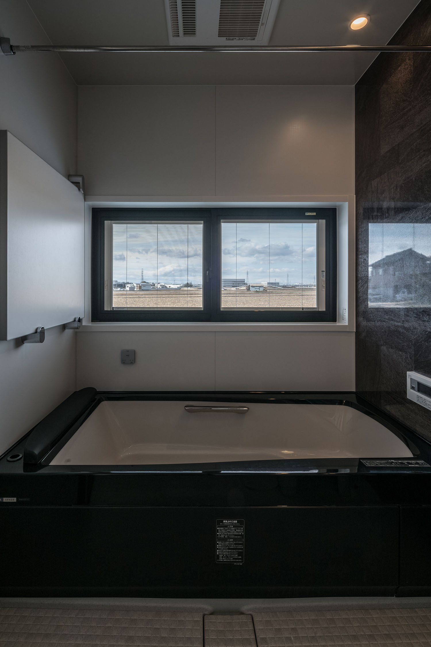 外の景色が見える窓がある、黒いバスタブの浴室・デザイン住宅 注文住宅・デザイン住宅建築実例_『CASE671 実りの平屋』_浴室・洗面所