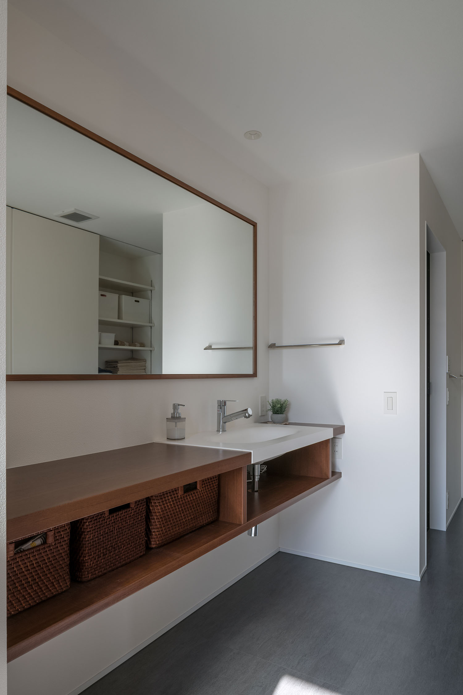 大きな鏡と木の作業台がある洗面所・デザイン住宅 注文住宅・デザイン住宅建築実例_『CASE671 実りの平屋』_浴室・洗面所