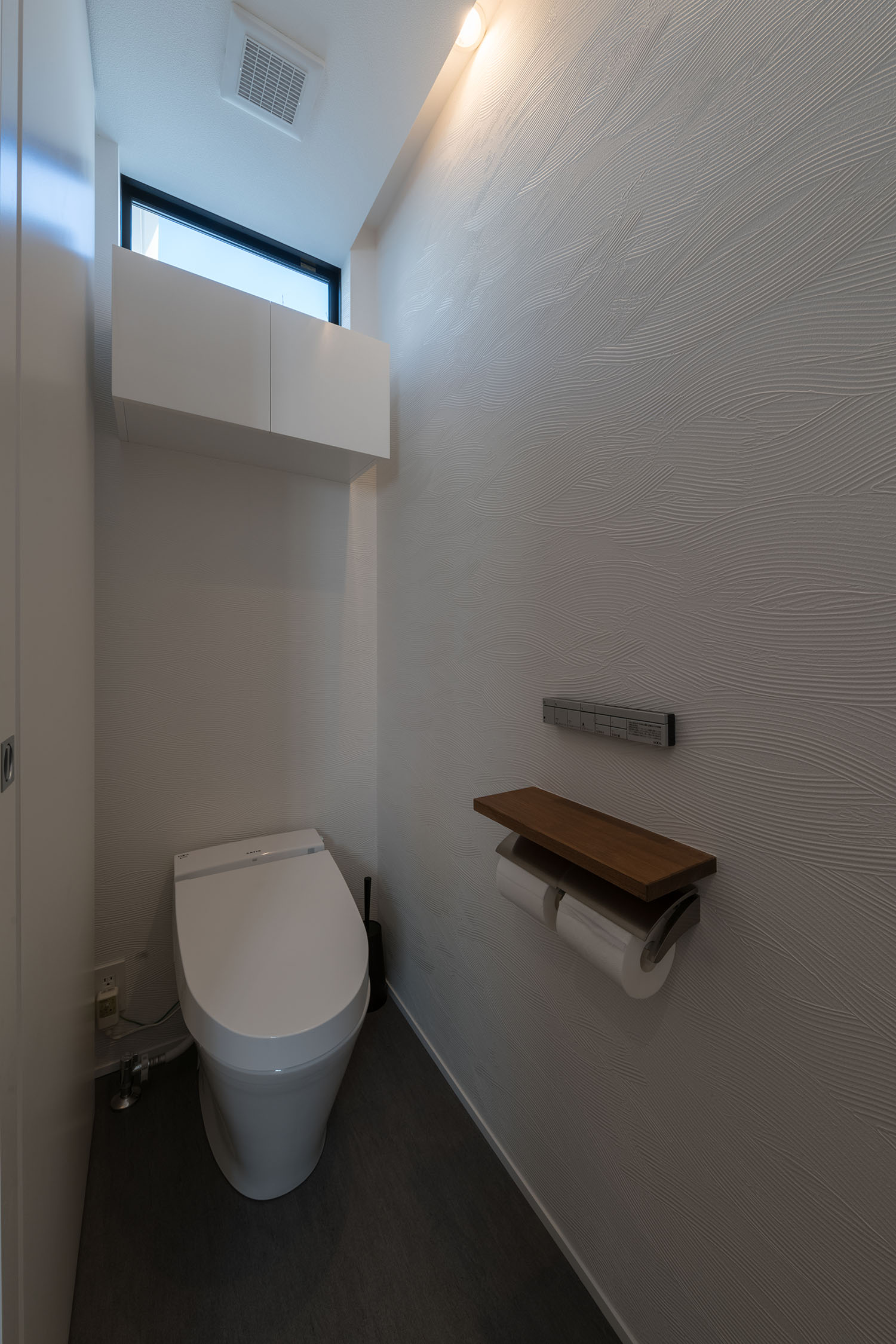 天井付近にスリット窓があるトイレ・デザイン住宅 注文住宅・デザイン住宅建築実例_『CASE671 実りの平屋』_トイレ