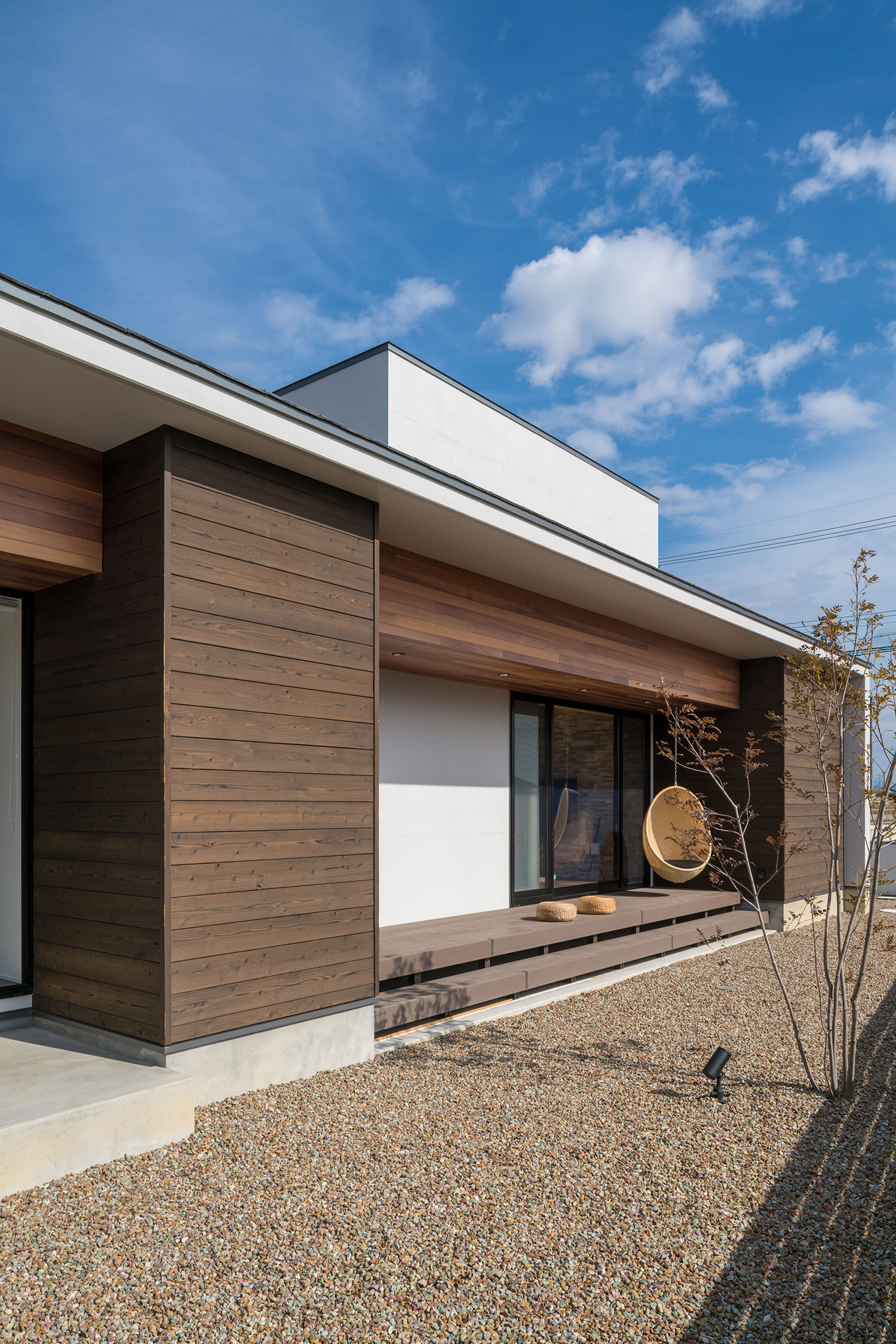 テラスの正面が砂利敷きになっており、そこにシンボルツリーもある様子・デザイン住宅 注文住宅・デザイン住宅建築実例_『CASE671 実りの平屋』_外観