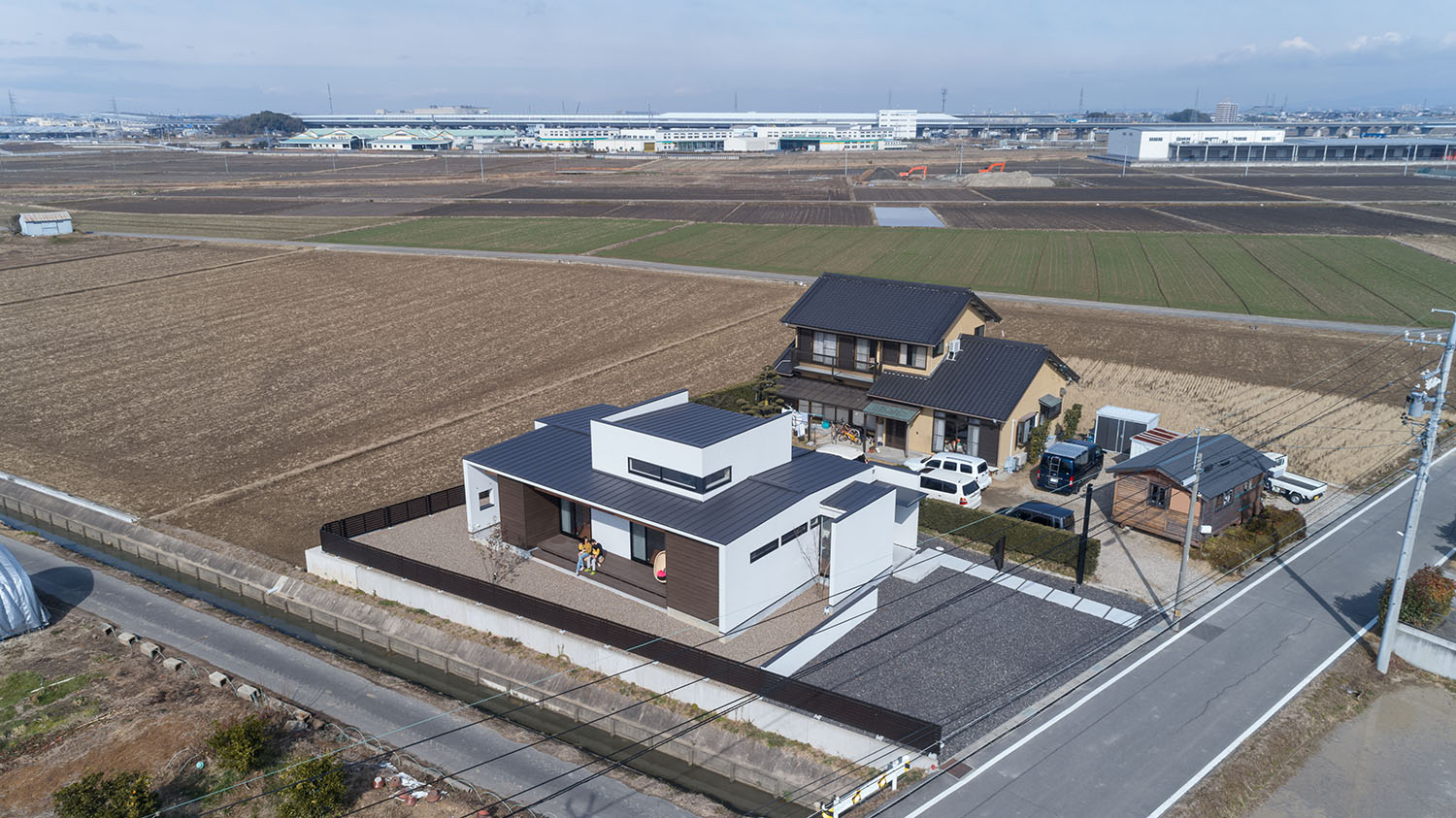 田園風景の中に建つ平屋住宅を上空から見た様子・デザイン住宅 注文住宅・デザイン住宅建築実例_『CASE671 実りの平屋』_外観