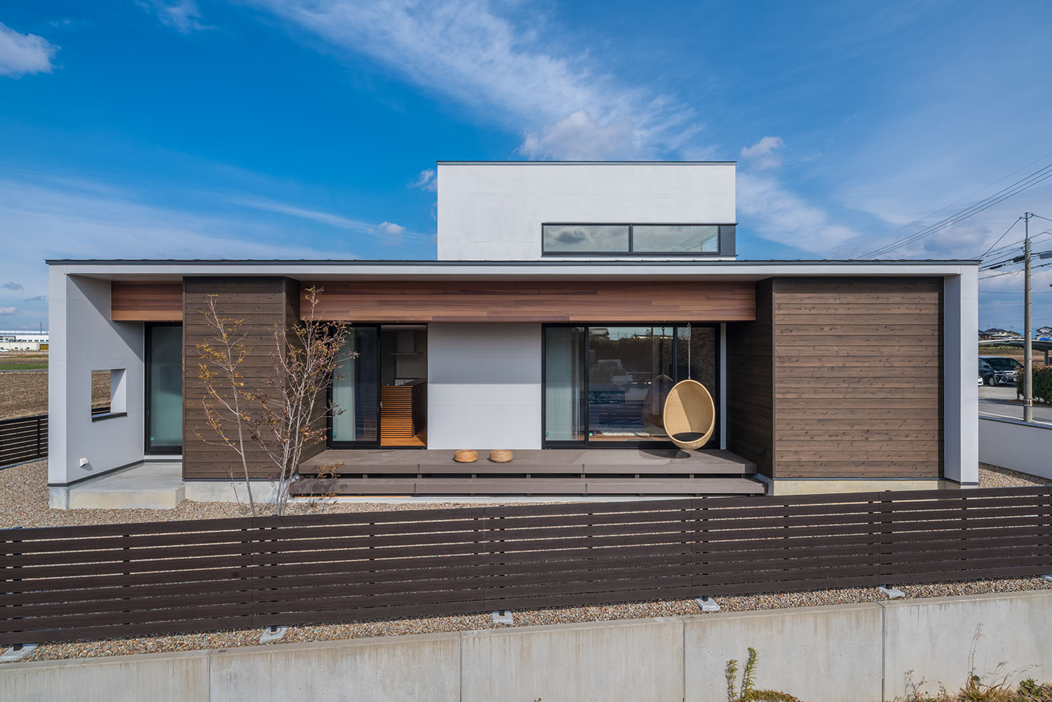 和モダンの雰囲気を醸し出す縁側のようなウッドデッキ