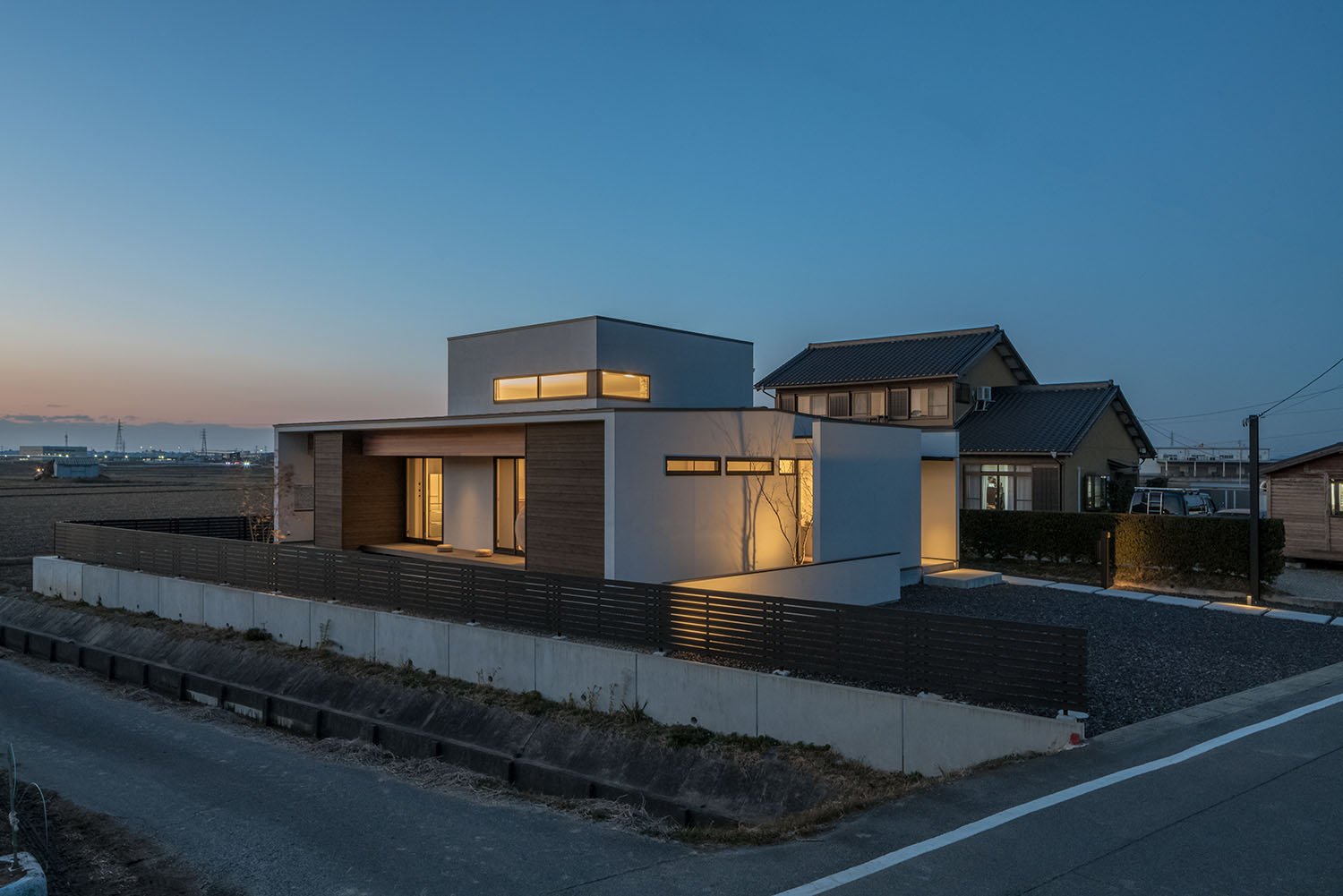 開口部から光が漏れる平屋住宅・デザイン住宅 注文住宅・デザイン住宅建築実例_『CASE671 実りの平屋』_外観