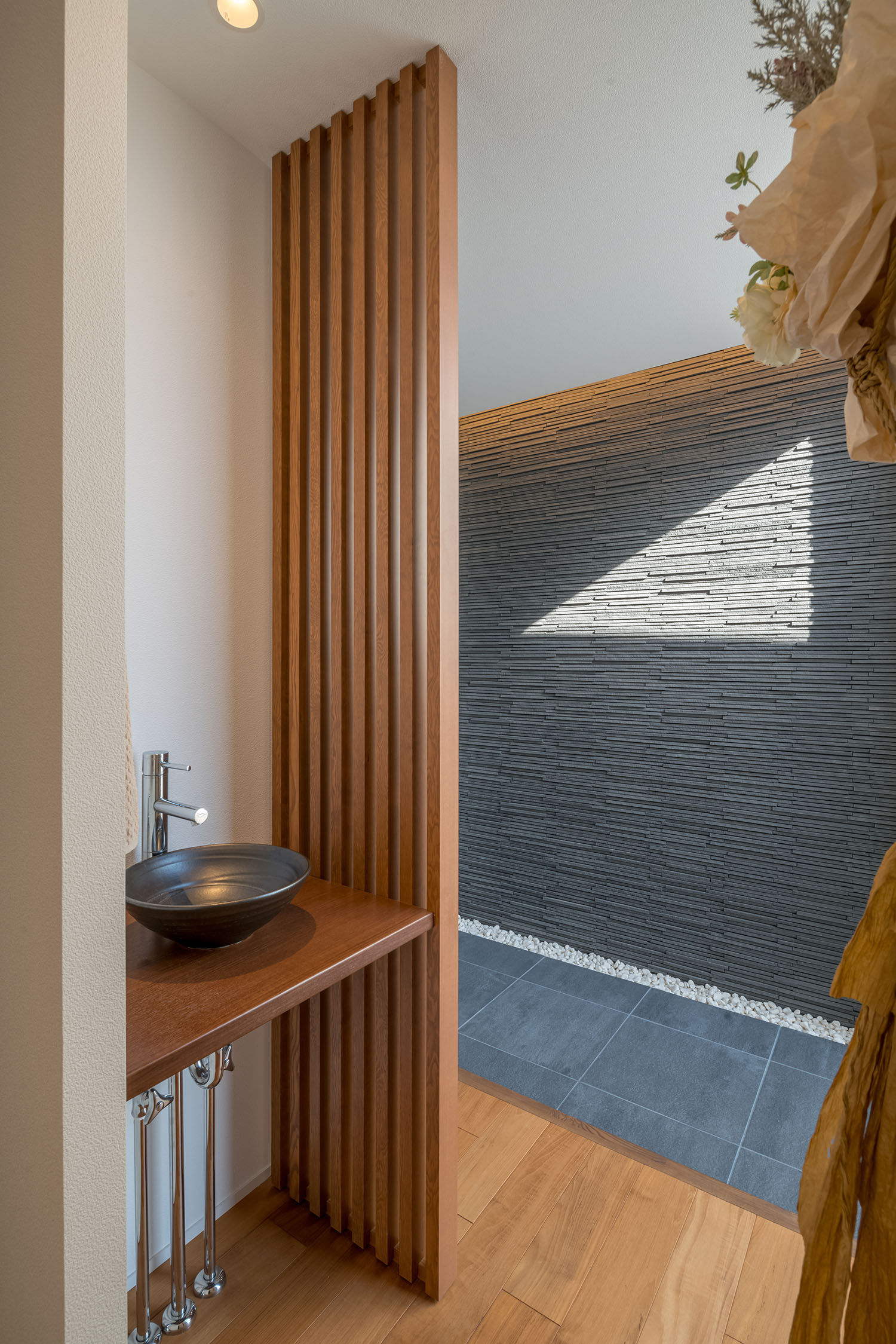 玄関のそばにある、ルーバーで目隠しがされた手洗いカウンター・デザイン住宅 注文住宅・デザイン住宅建築実例_『CASE671 実りの平屋』_浴室・洗面所