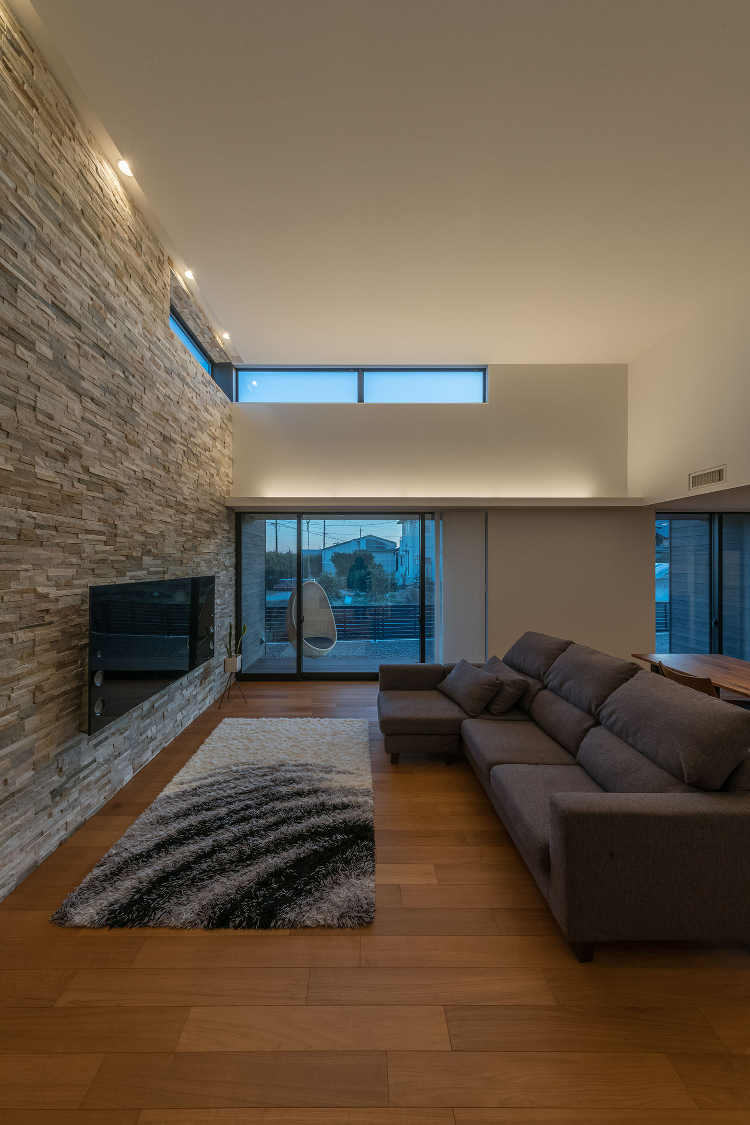 窓の上や天井付近に間接照明を設けたLDK・デザイン住宅 注文住宅・デザイン住宅建築実例_『CASE671 実りの平屋』_LDK