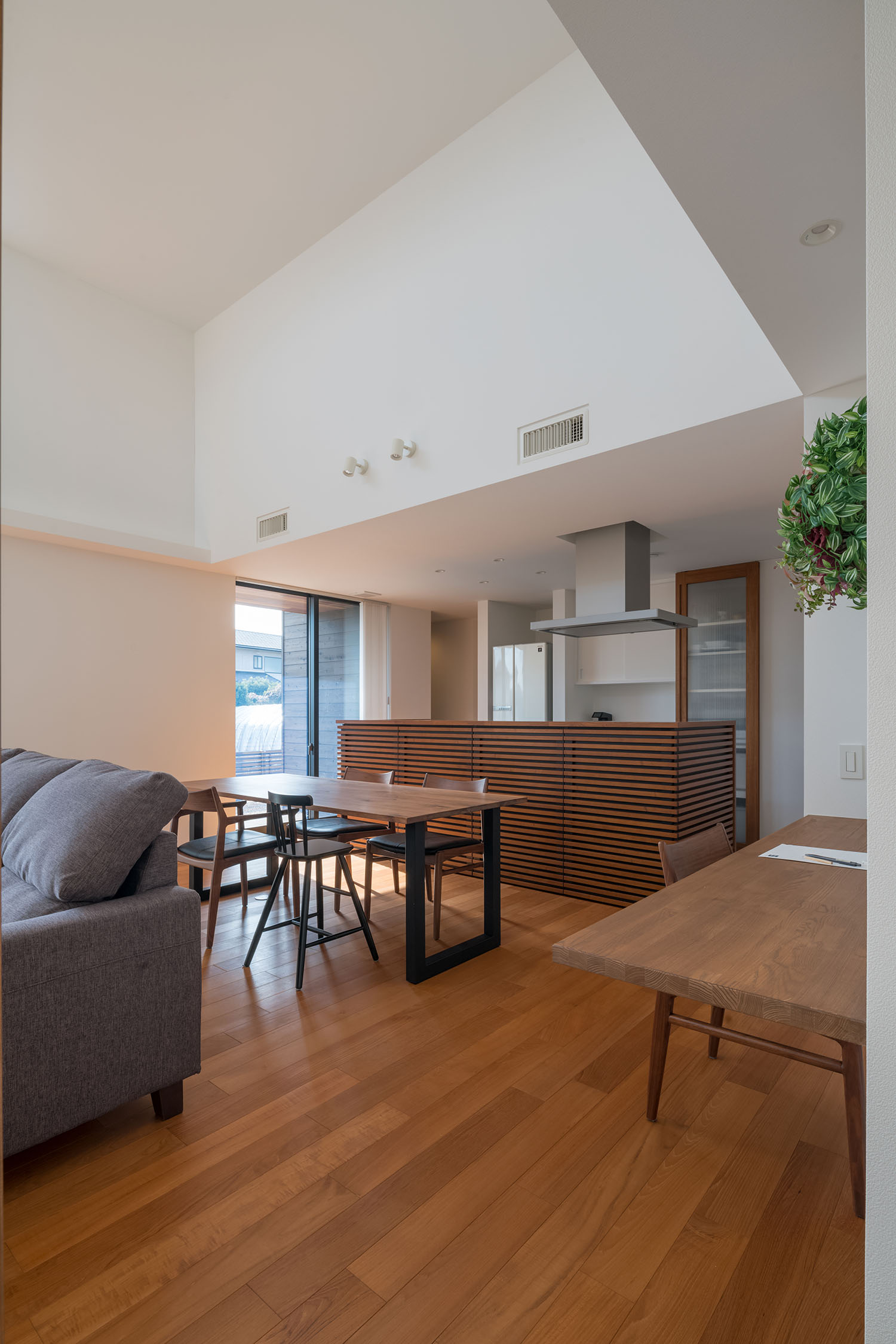 高天井のLDKに壁付けデスクのワークスペースがある様子・デザイン住宅 注文住宅・デザイン住宅建築実例_『CASE671 実りの平屋』_LDK