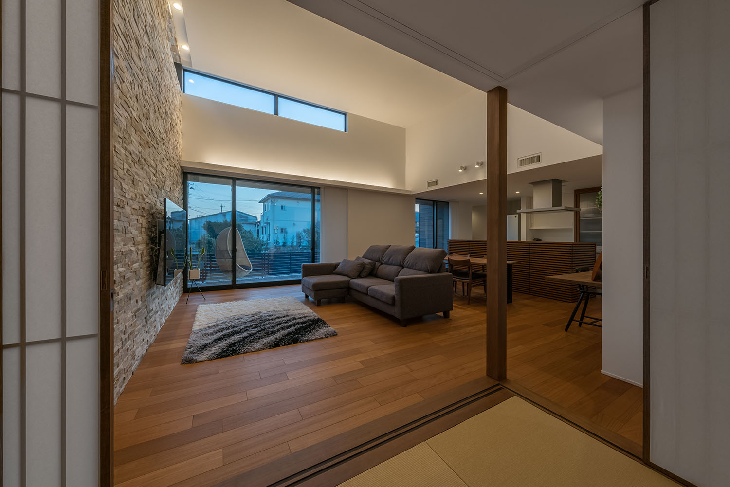 LDKの一角にある和室からLDKが見渡せる様子・デザイン住宅 注文住宅・デザイン住宅建築実例_『CASE671 実りの平屋』_LDK