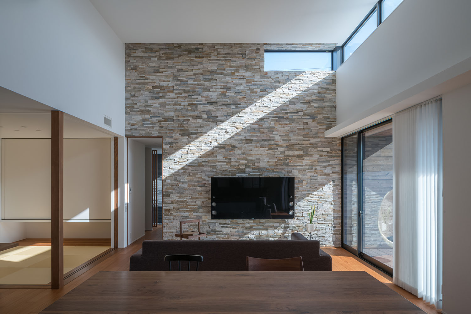 天井の高い開放感のある和モダンのリビングダイニング