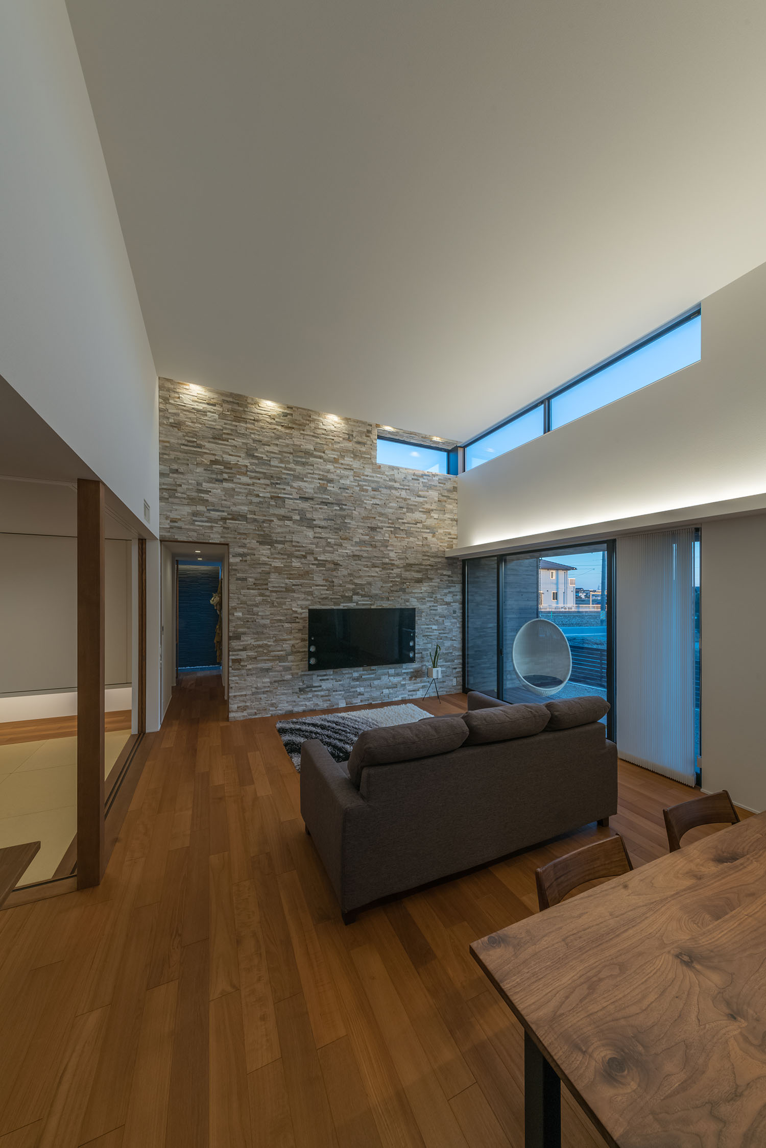 ダイニングとリビングが一直線に並んでいる様子・デザイン住宅 注文住宅・デザイン住宅建築実例_『CASE671 実りの平屋』_LDK