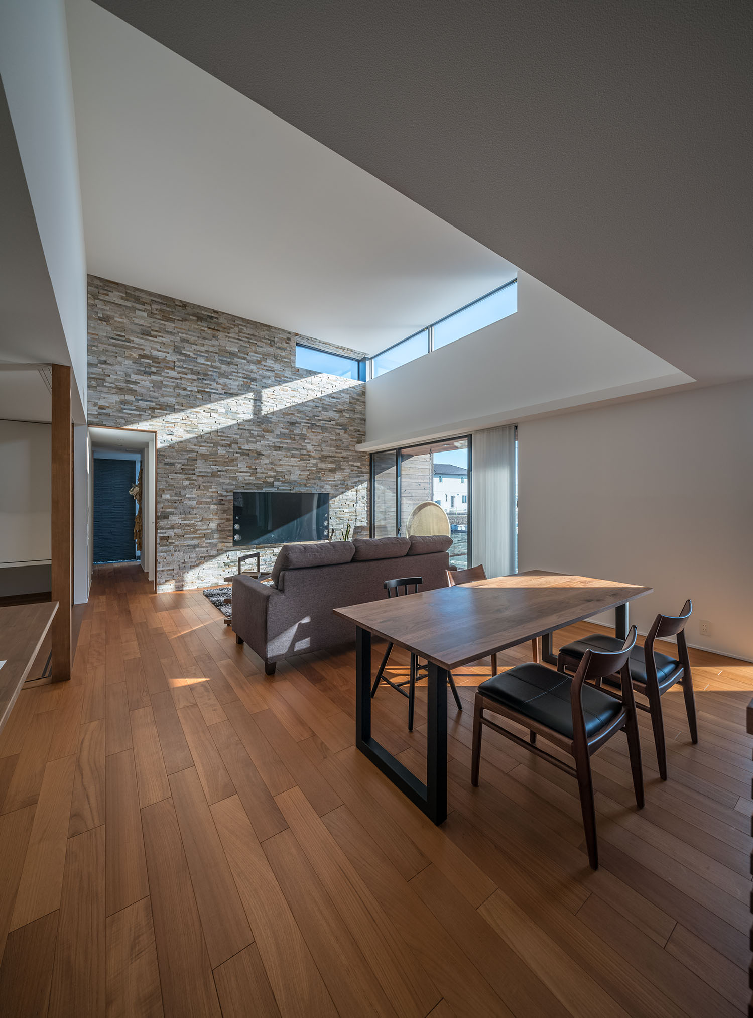 高天井になったフローリングのLDK・デザイン住宅 注文住宅・デザイン住宅建築実例_『CASE671 実りの平屋』_LDK