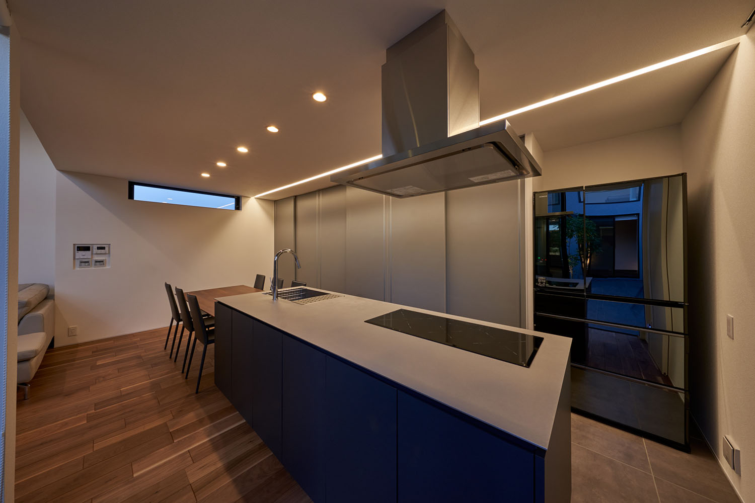 ダイニングテーブルが横に並んだ、グレーのアイランドキッチン・デザイン住宅 注文住宅・デザイン住宅建築実例_『CASE670 静かな形の家』_キッチン