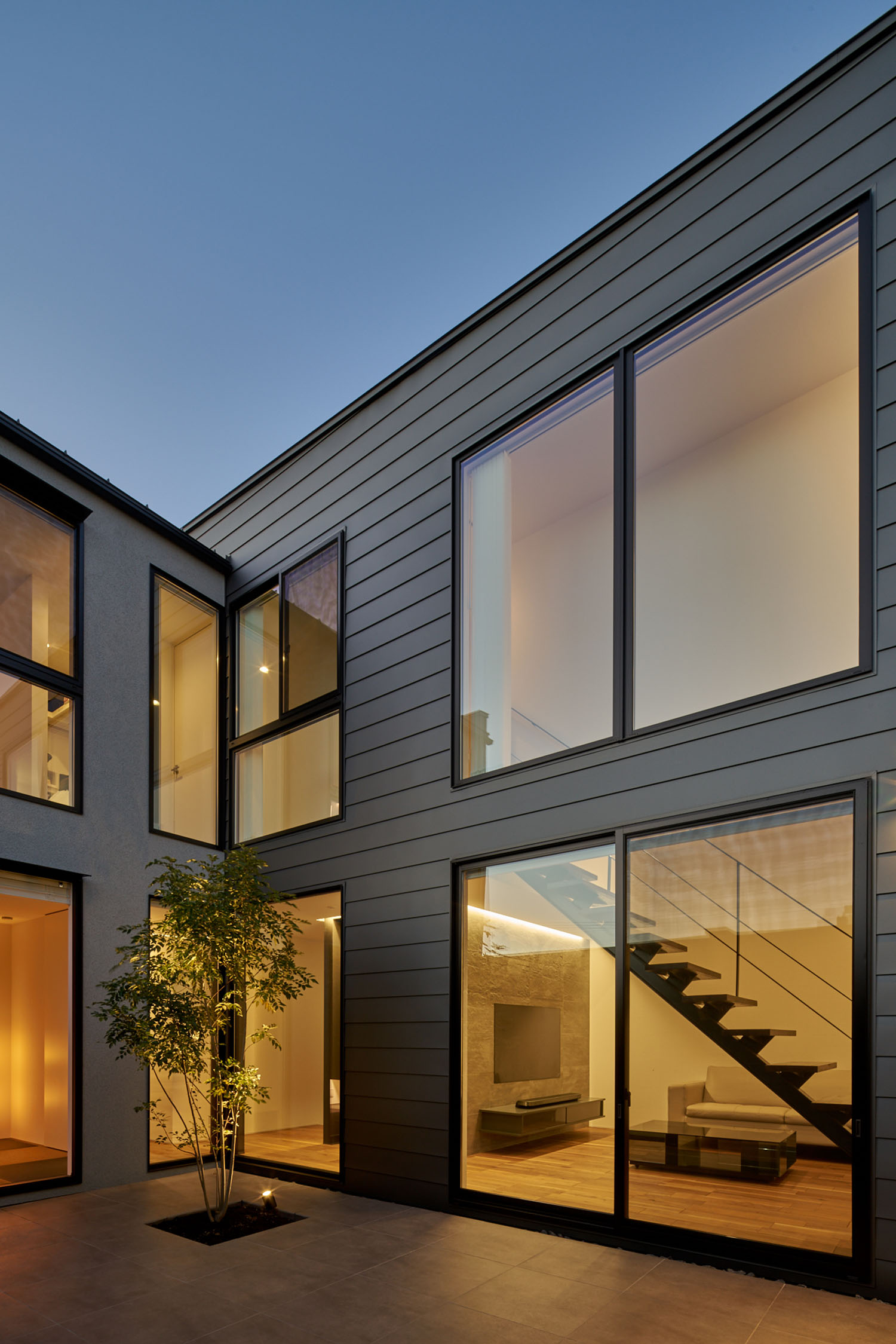 中庭に面する窓が多くあり、室内の光が取り込まれる中庭・デザイン住宅 注文住宅・デザイン住宅建築実例_『CASE670 静かな形の家』_中庭