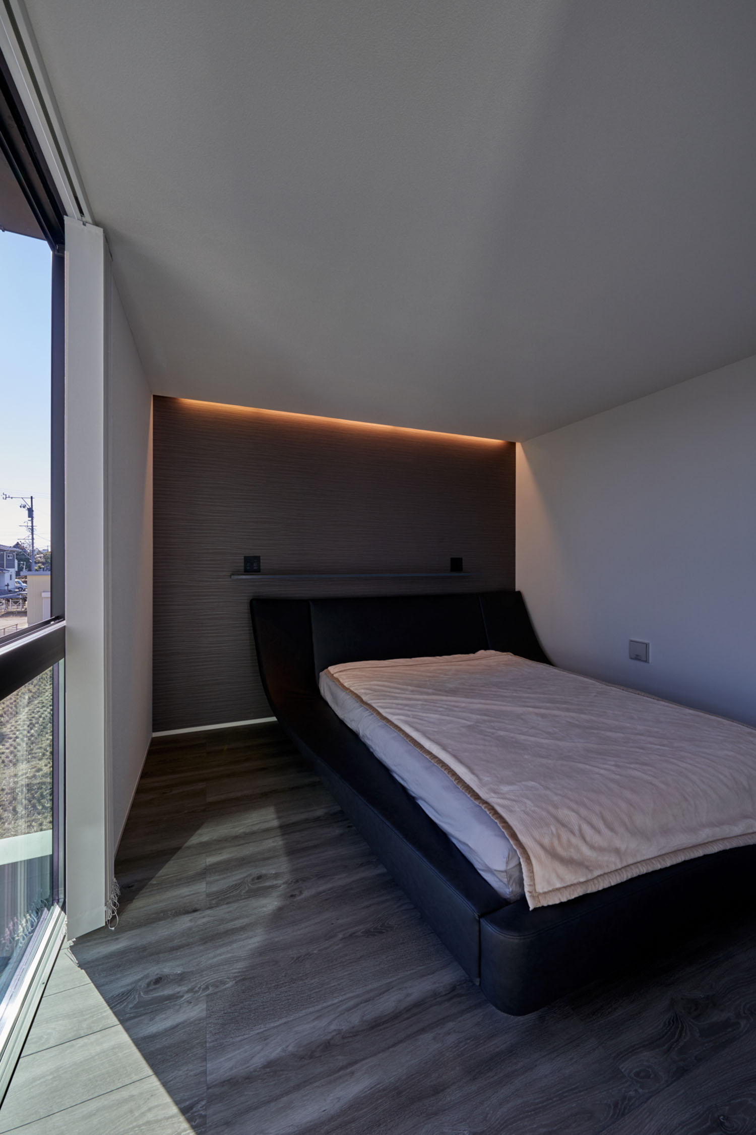 壁に間接照明が取り付けられた、アクセントクロスのある寝室・デザイン住宅 注文住宅・デザイン住宅建築実例_『CASE670 静かな形の家』_寝室