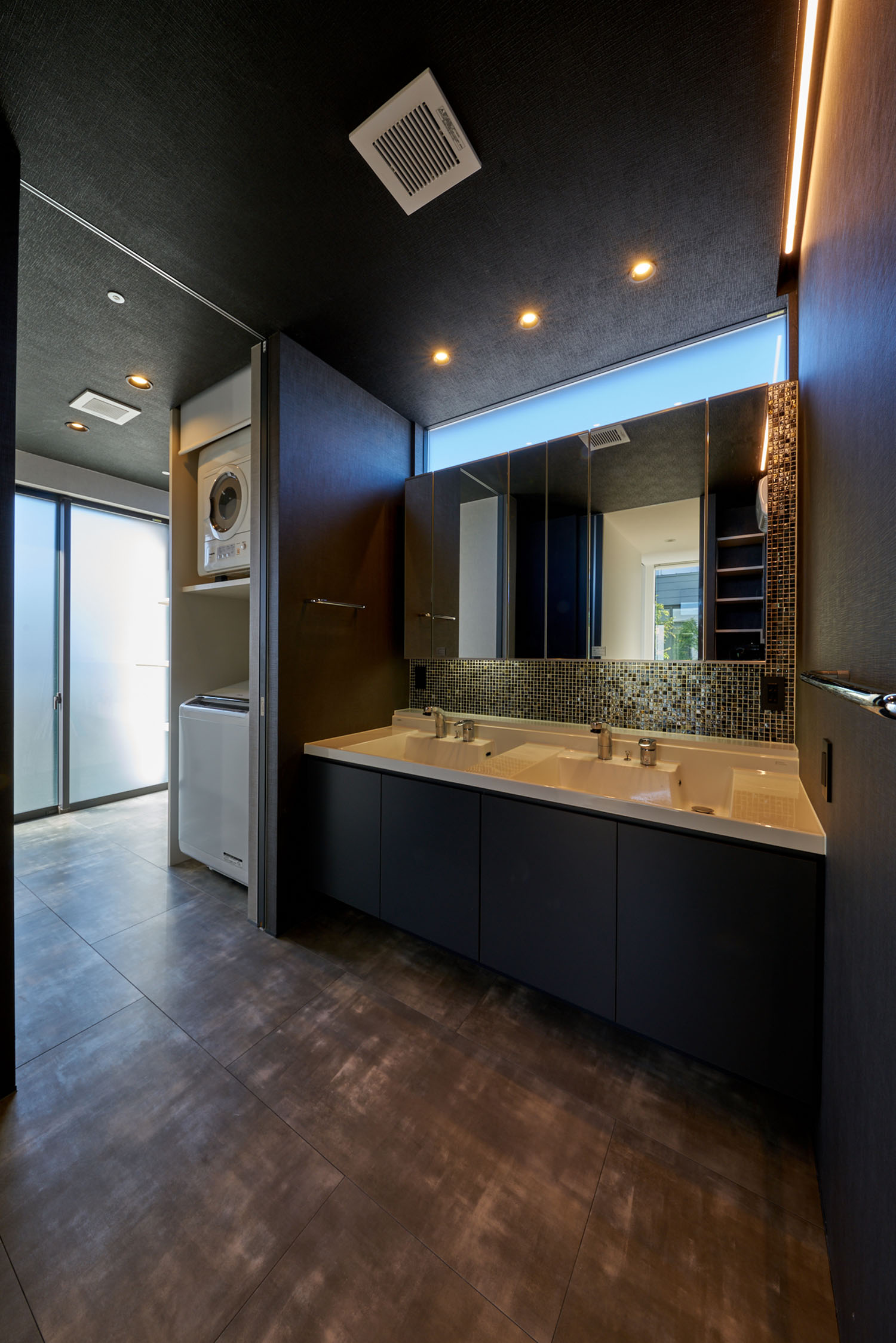 ハイサイドライトがある2ボウルの洗面所がランドリールームと引き戸で仕切られている・デザイン住宅 注文住宅・デザイン住宅建築実例_『CASE670 静かな形の家』_浴室・洗面所