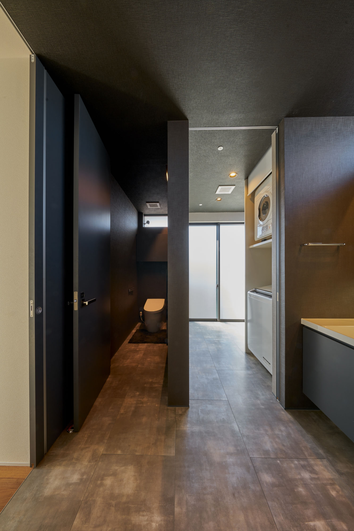 洗面所やランドリールームのそばにあるトイレ・デザイン住宅 注文住宅・デザイン住宅建築実例_『CASE670 静かな形の家』_トイレ