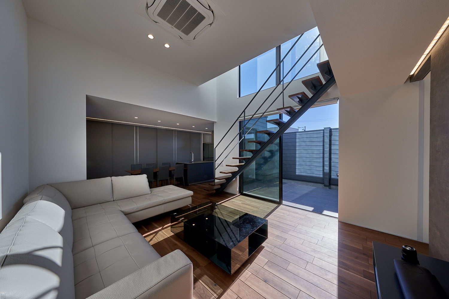 グレーのL字ソファーやリビングイン階段があるLDK・デザイン住宅 注文住宅・デザイン住宅建築実例_『CASE670 静かな形の家』_LDK