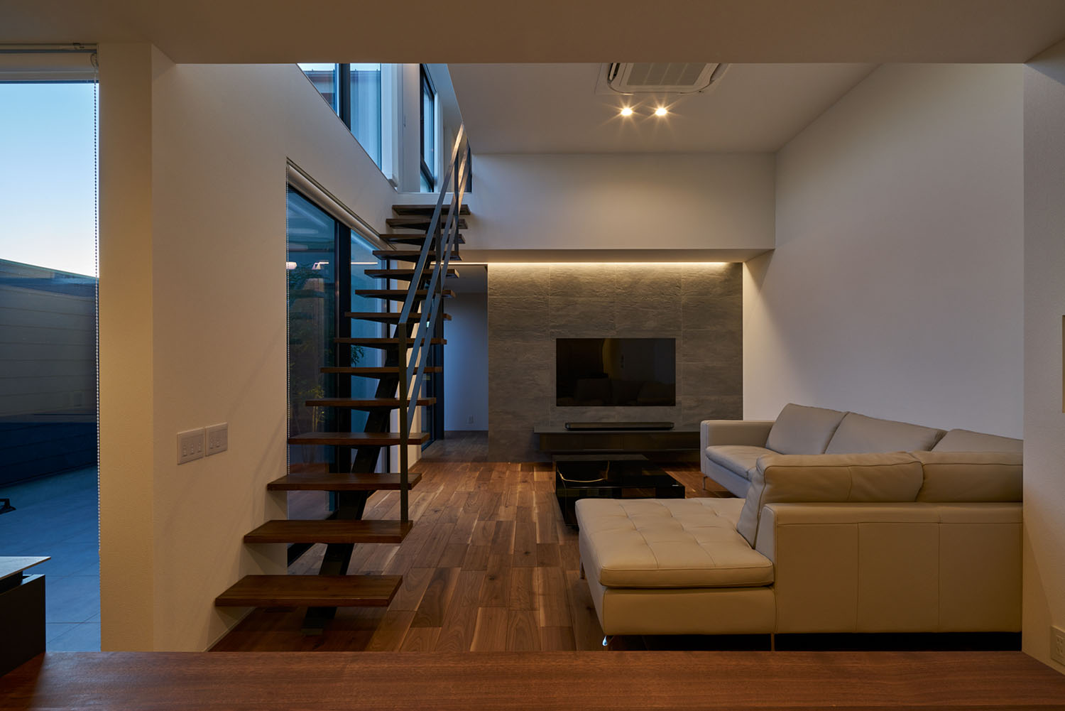 壁に間接照明が取り付けられたリビングイン階段のあるLDK・デザイン住宅 注文住宅・デザイン住宅建築実例_『CASE670 静かな形の家』_LDK