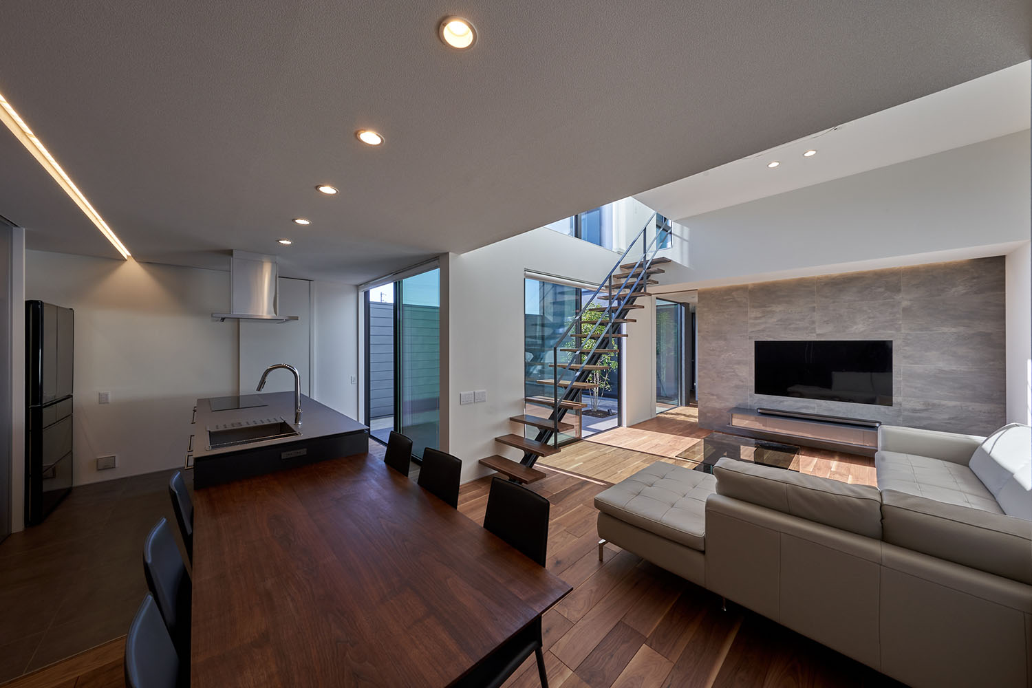 リビングイン階段がある高天井のLDK・デザイン住宅 注文住宅・デザイン住宅建築実例_『CASE670 静かな形の家』_LDK