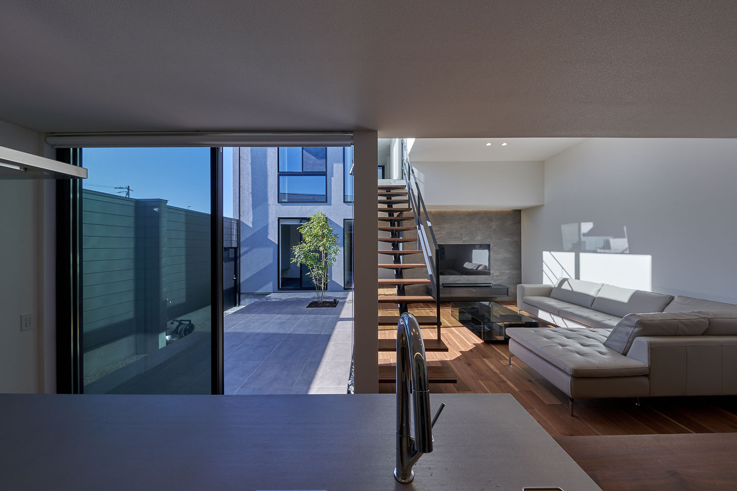 中庭とフラットに繋がるLDK・デザイン住宅 注文住宅・デザイン住宅建築実例_『CASE670 静かな形の家』_LDK