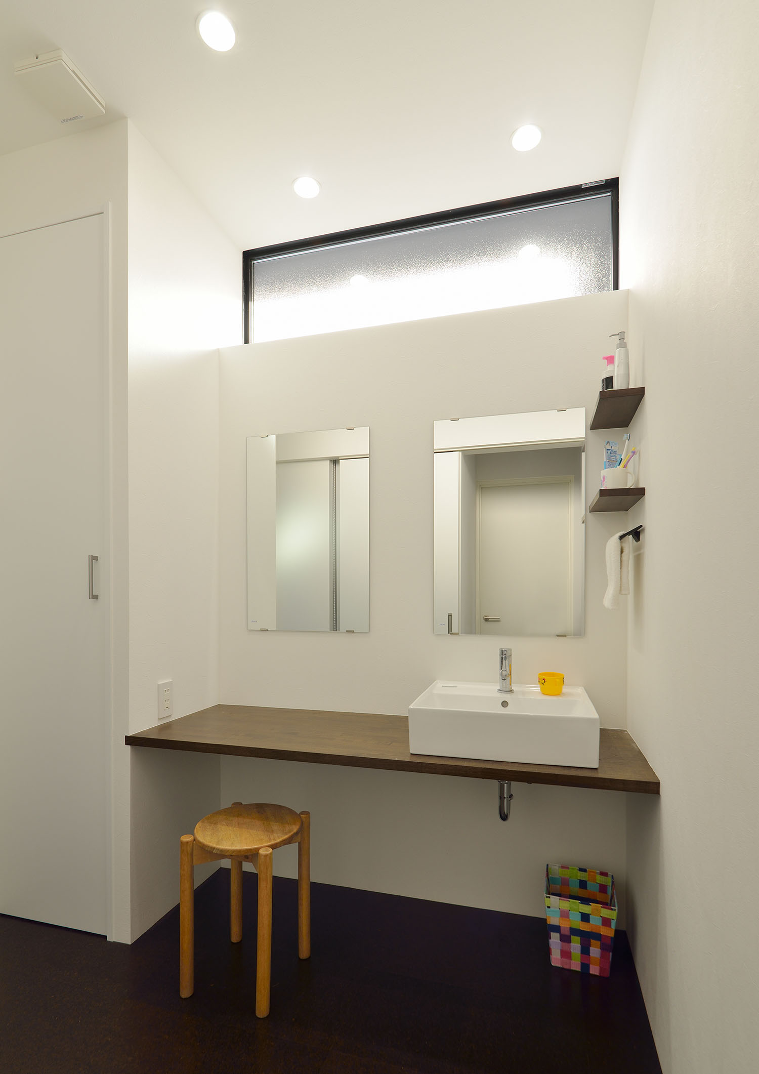 ハイサイドライトや間接照明を設け、作業スペースがある洗面所・デザイン住宅 注文住宅・デザイン住宅建築実例_『CASE672 Trick Art』_浴室・洗面所