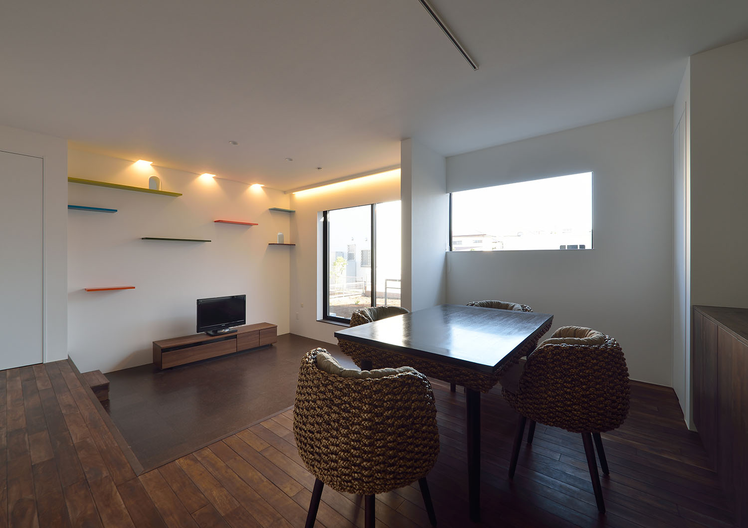 天井付近に取り付けられた間接照明に照らされるLDK・デザイン住宅 注文住宅・デザイン住宅建築実例_『CASE672 Trick Art』_LDK