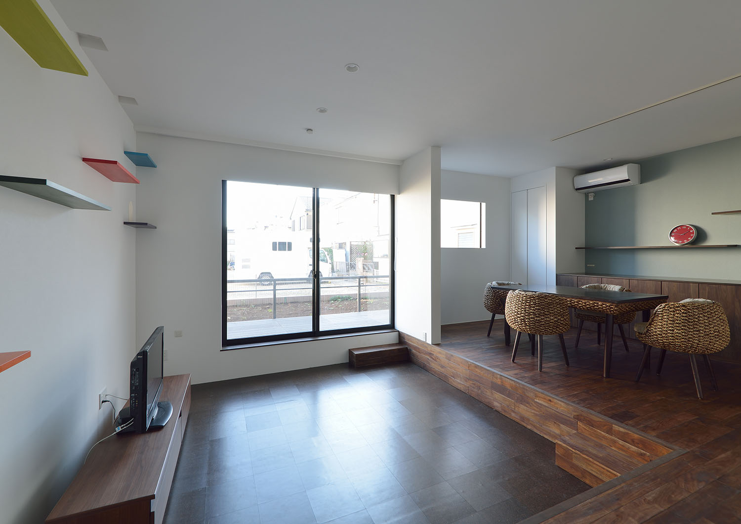 ダウンリビングにある大きな窓から外の様子が見える様子・デザイン住宅 注文住宅・デザイン住宅建築実例_『CASE672 Trick Art』_LDK