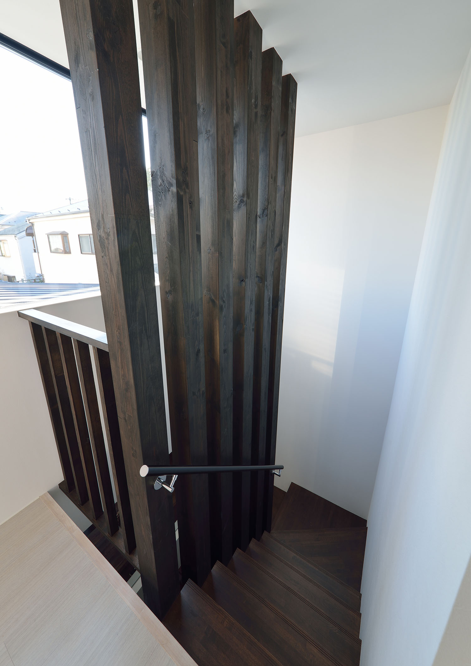 スケルトン部分にある窓から光が入る様子・デザイン住宅 注文住宅・デザイン住宅建築実例_『CASE672 Trick Art』_階段