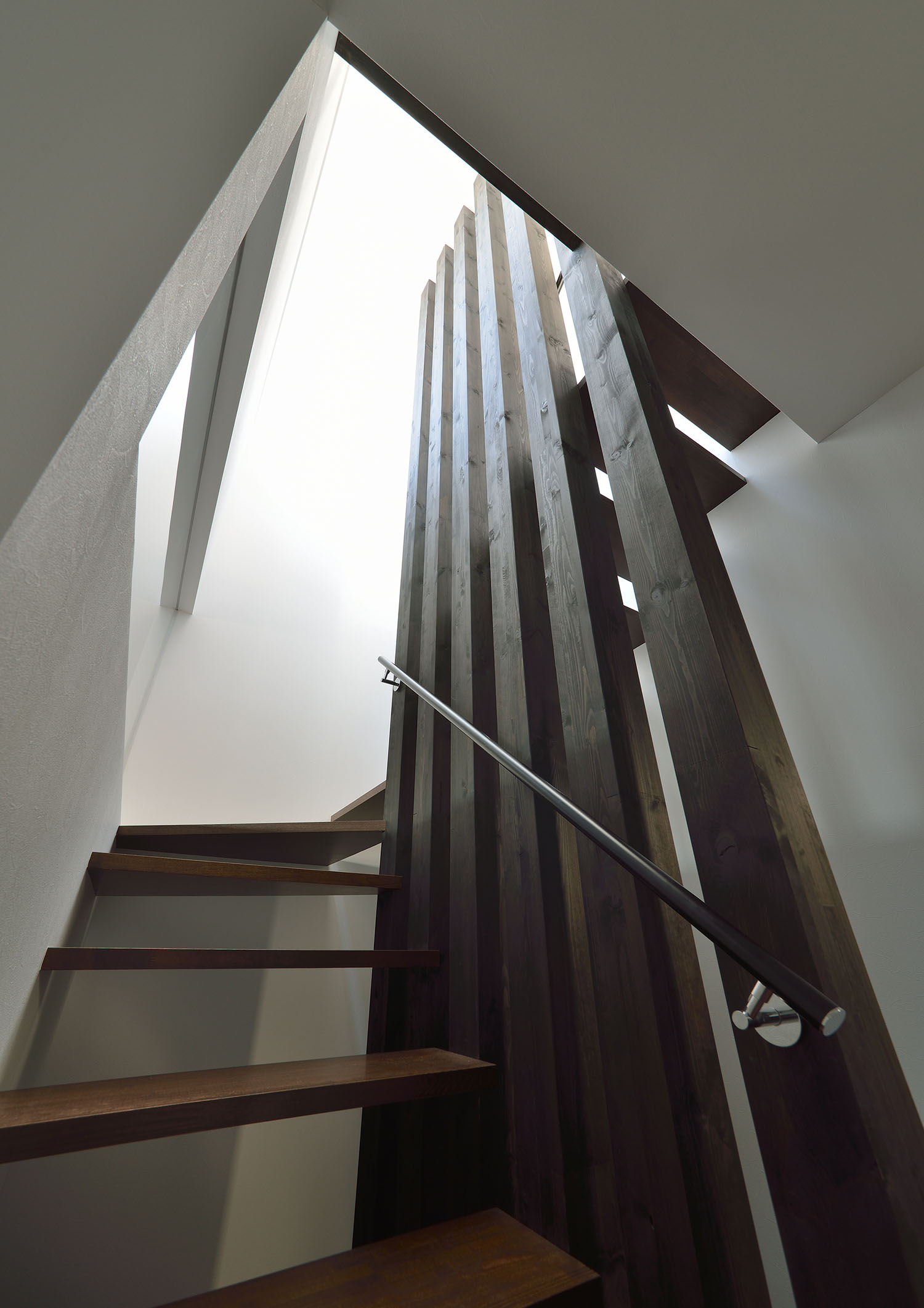 スケルトン階段の手摺が木のルーバーに取り付けられている様子・デザイン住宅 注文住宅・デザイン住宅建築実例_『CASE672 Trick Art』_階段