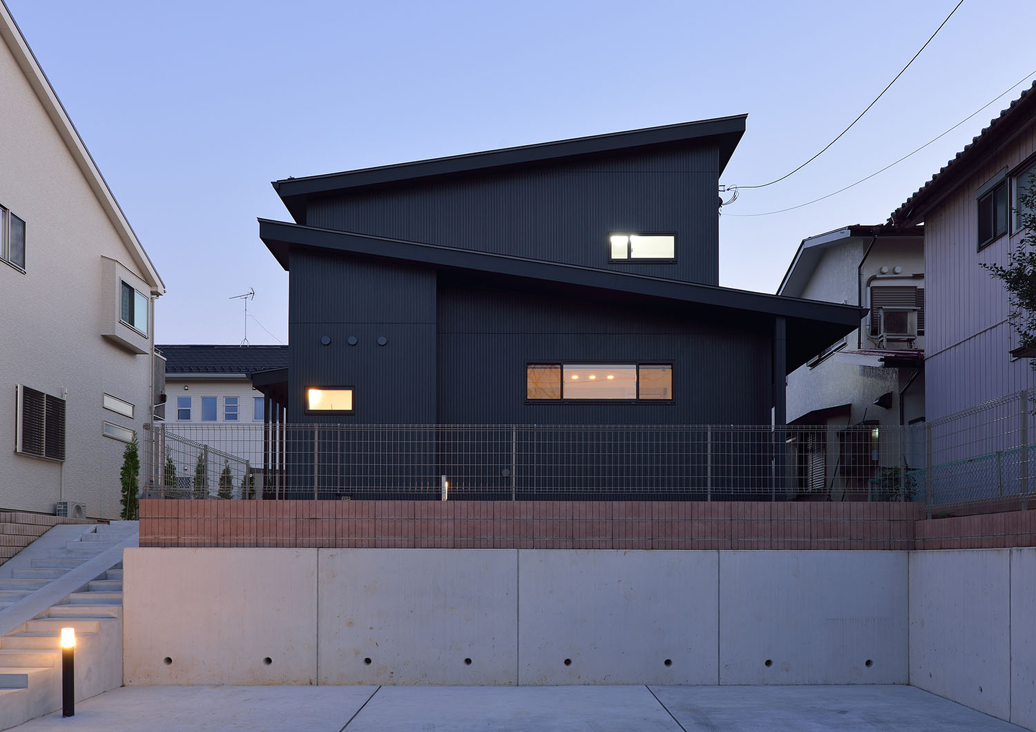 高台の上に立っている、スリット窓から光が漏れる住宅・デザイン住宅 注文住宅・デザイン住宅建築実例_『CASE672 Trick Art』_外観