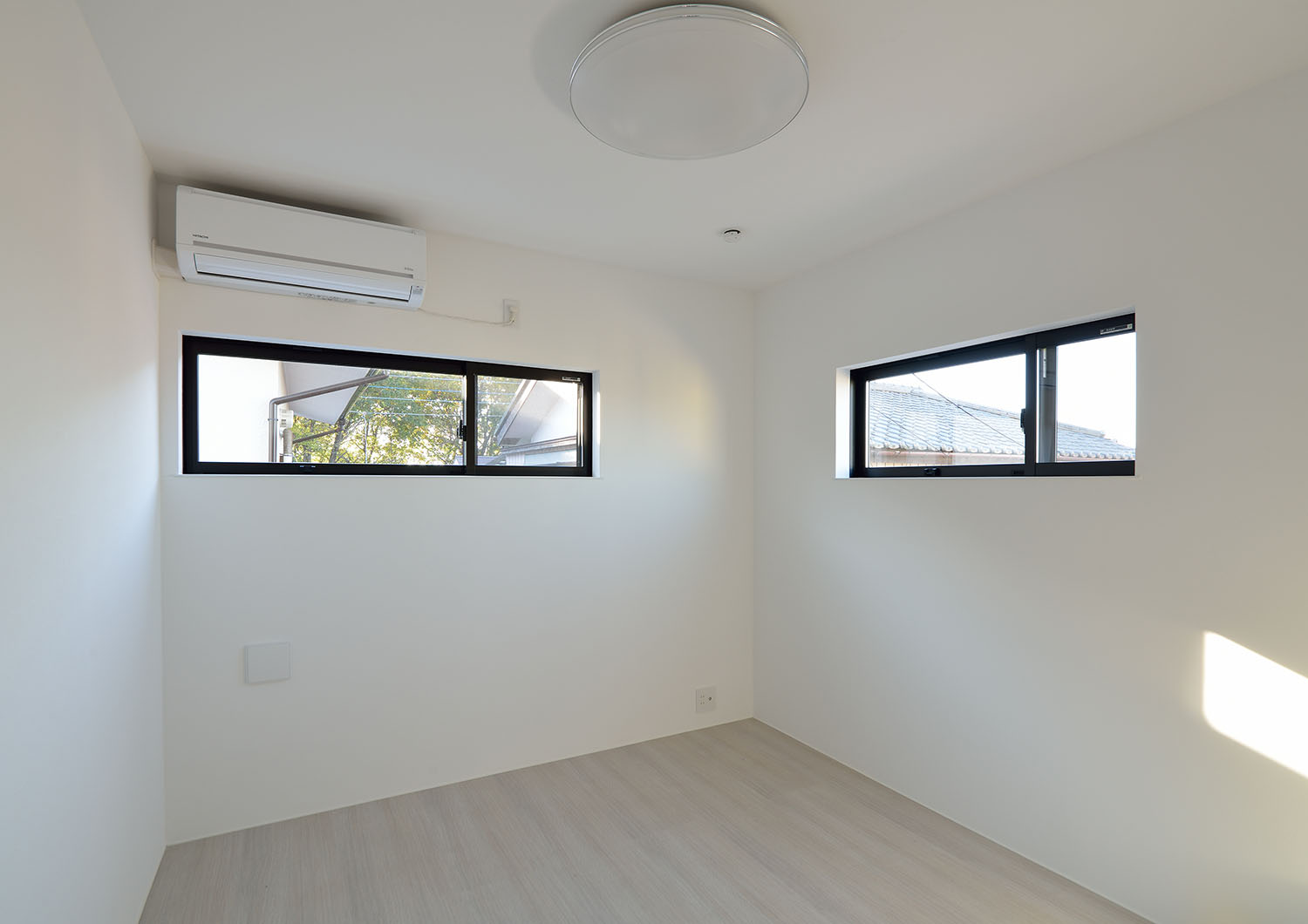 スリット窓がある白を基調とした部屋・デザイン住宅 注文住宅・デザイン住宅建築実例_『CASE672 Trick Art』_子供部屋