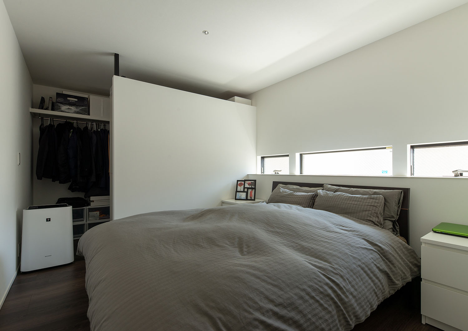 目隠し壁の裏にウォークインクローゼットを設けた、グレーのベッドがある寝室・ラグジュアリーな住宅 注文住宅・デザイン住宅建築実例_『CASE673 Ganache』_寝室