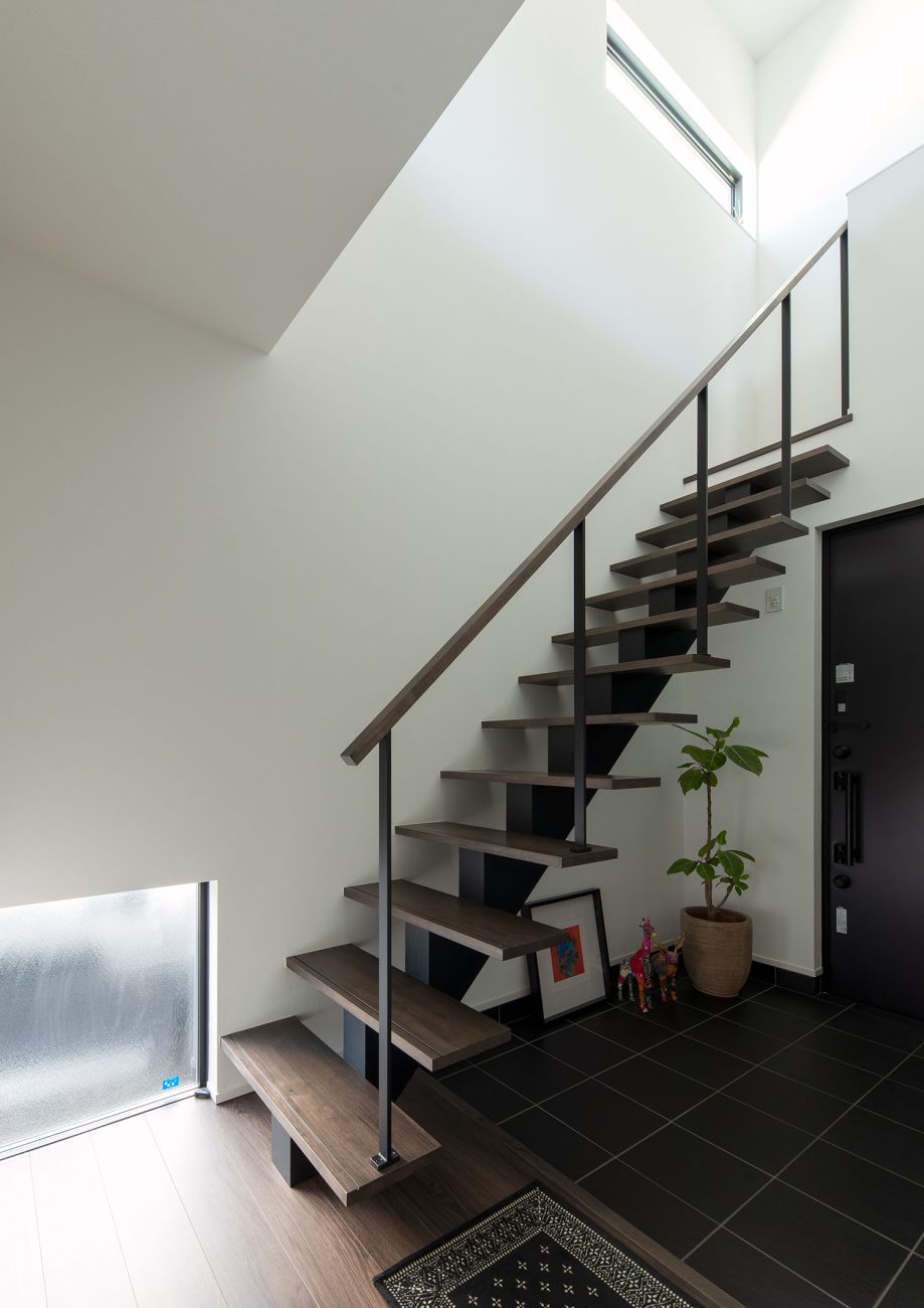 フローリングと色が統一されたスケルトン階段・ラグジュアリーな住宅 注文住宅・デザイン住宅建築実例_『CASE673 Ganache』_玄関