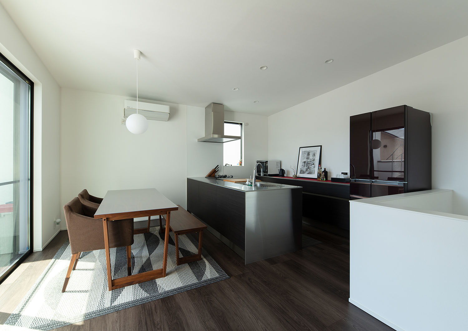 ステンレスのペニンシュラキッチンや、黒い冷蔵庫があるLDK・ラグジュアリーな住宅 注文住宅・デザイン住宅建築実例_『CASE673 Ganache』_LDK