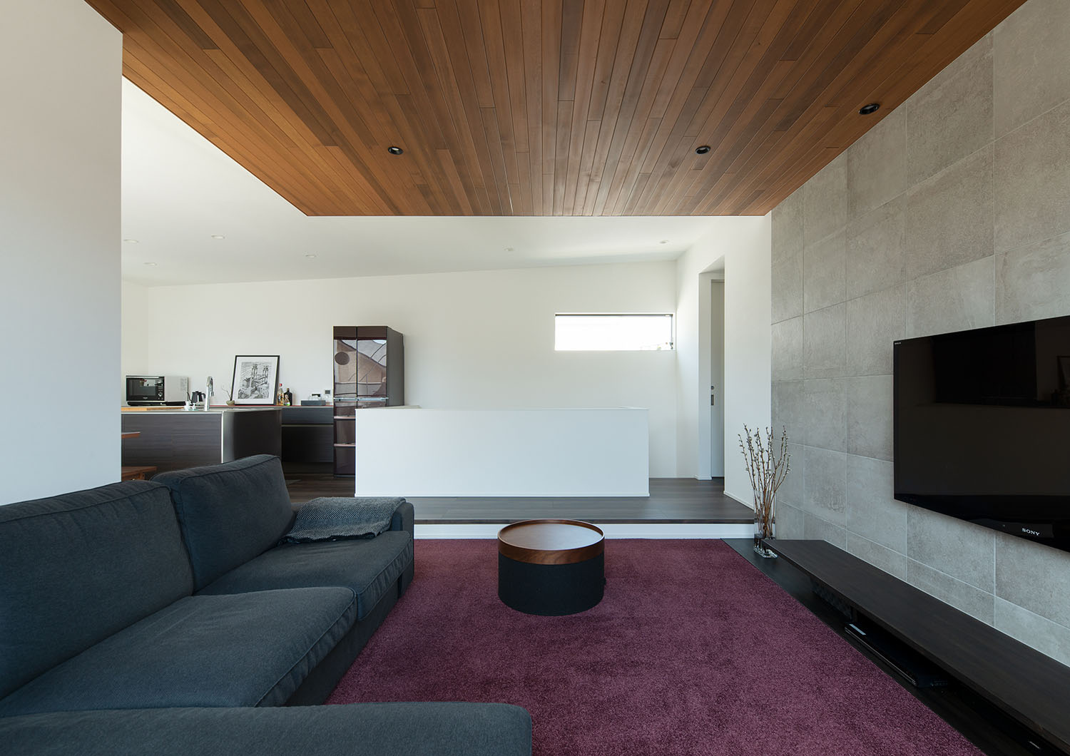 ボルドーのカーペットが敷かれたダウンリビングがあるLDK・ラグジュアリーな住宅 注文住宅・デザイン住宅建築実例_『CASE673 Ganache』_LDK