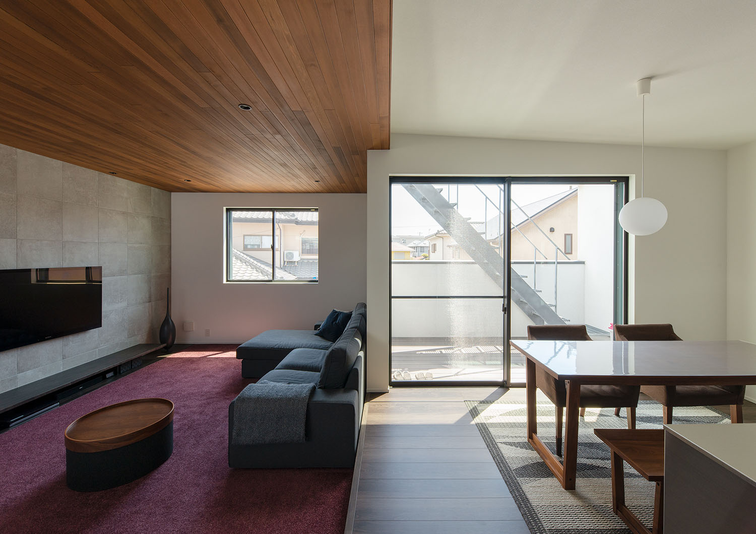 階段のあるバルコニーとフラットに繋がるLDK・ラグジュアリーな住宅 注文住宅・デザイン住宅建築実例_『CASE673 Ganache』_LDK