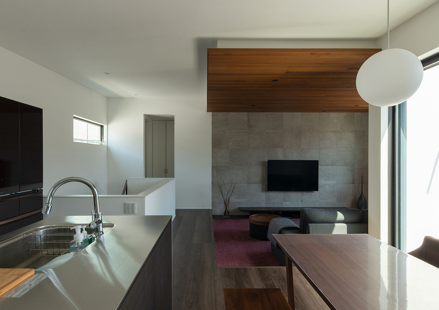 ダイニングから、ボルドーのカーペットのリビングを見た様子・ラグジュアリーな住宅 注文住宅・デザイン住宅建築実例_『CASE673 Ganache』_LDK