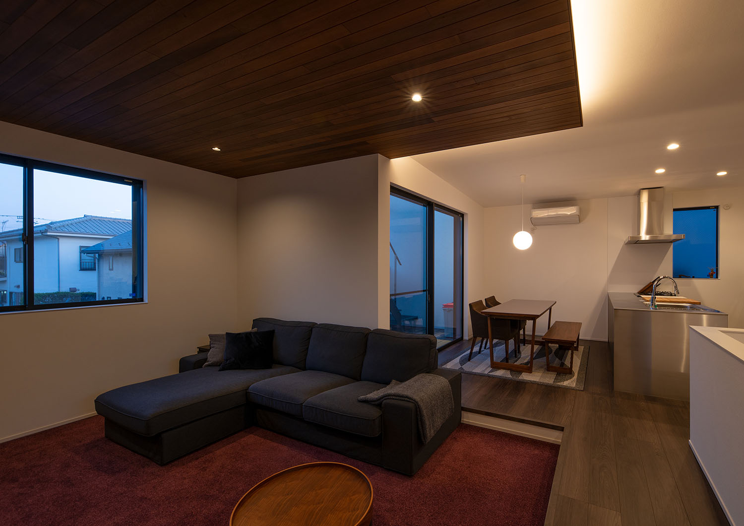 木目の天井に間接照明が取り付けられたLDK・ラグジュアリーな住宅 注文住宅・デザイン住宅建築実例_『CASE673 Ganache』_LDK