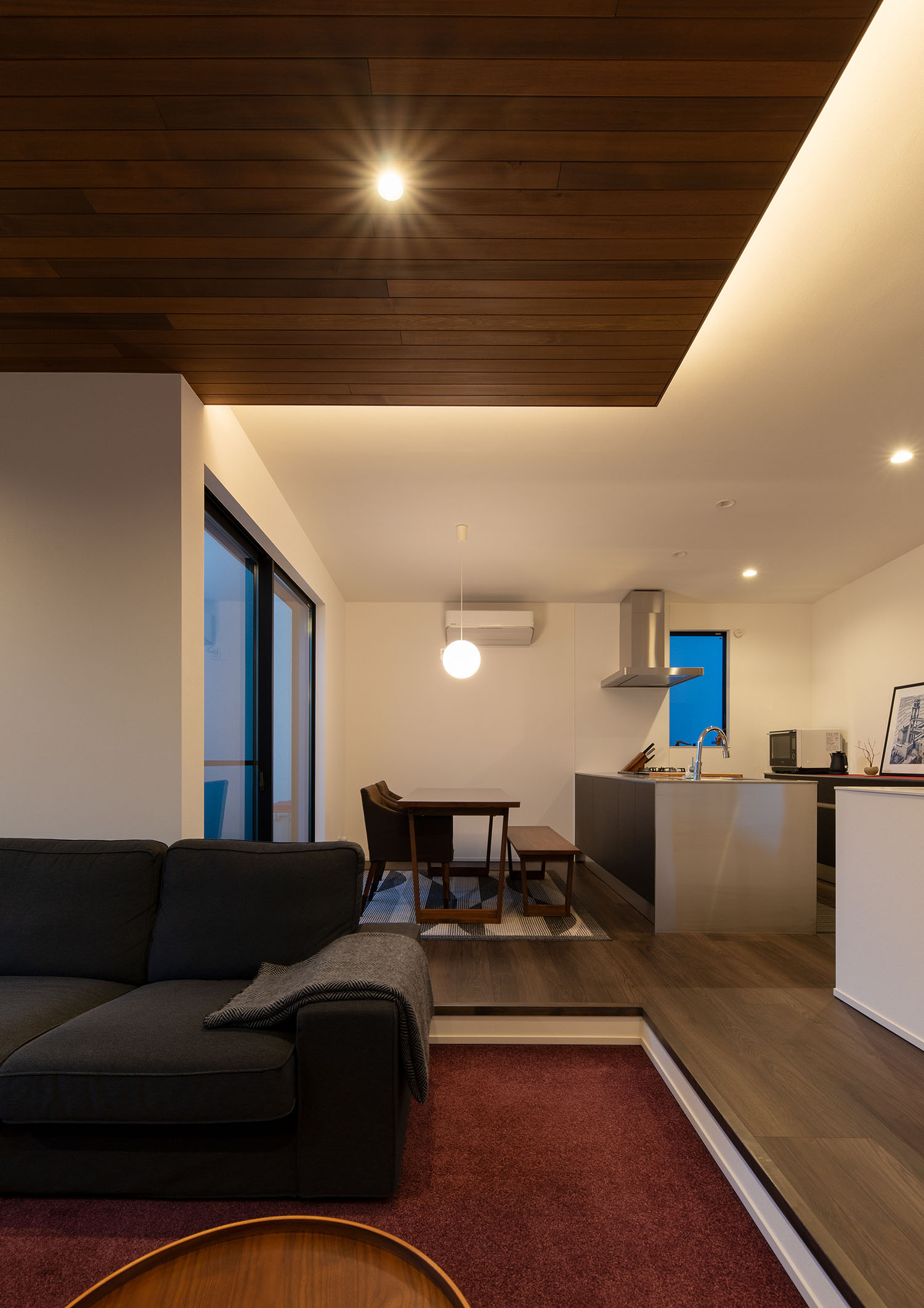 ダイニングテーブルがペンダントライトで照らされている様子・ラグジュアリーな住宅 注文住宅・デザイン住宅建築実例_『CASE673 Ganache』_LDK