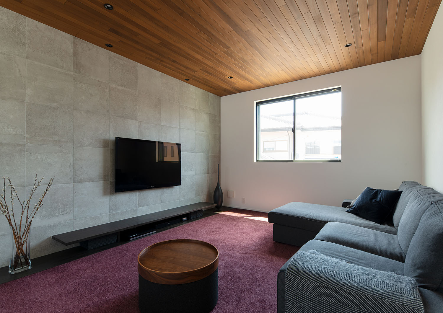 木目の天井で、床にはボルドーのカーペットが敷かれたLDK・ラグジュアリーな住宅 注文住宅・デザイン住宅建築実例_『CASE673 Ganache』_LDK