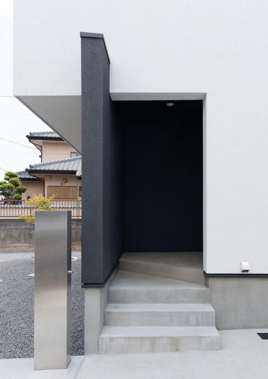 黒い目隠し壁が立てられたコンクリートの玄関アプローチ・デザイン住宅 注文住宅・デザイン住宅建築実例_『CASE673 Ganache』_外観