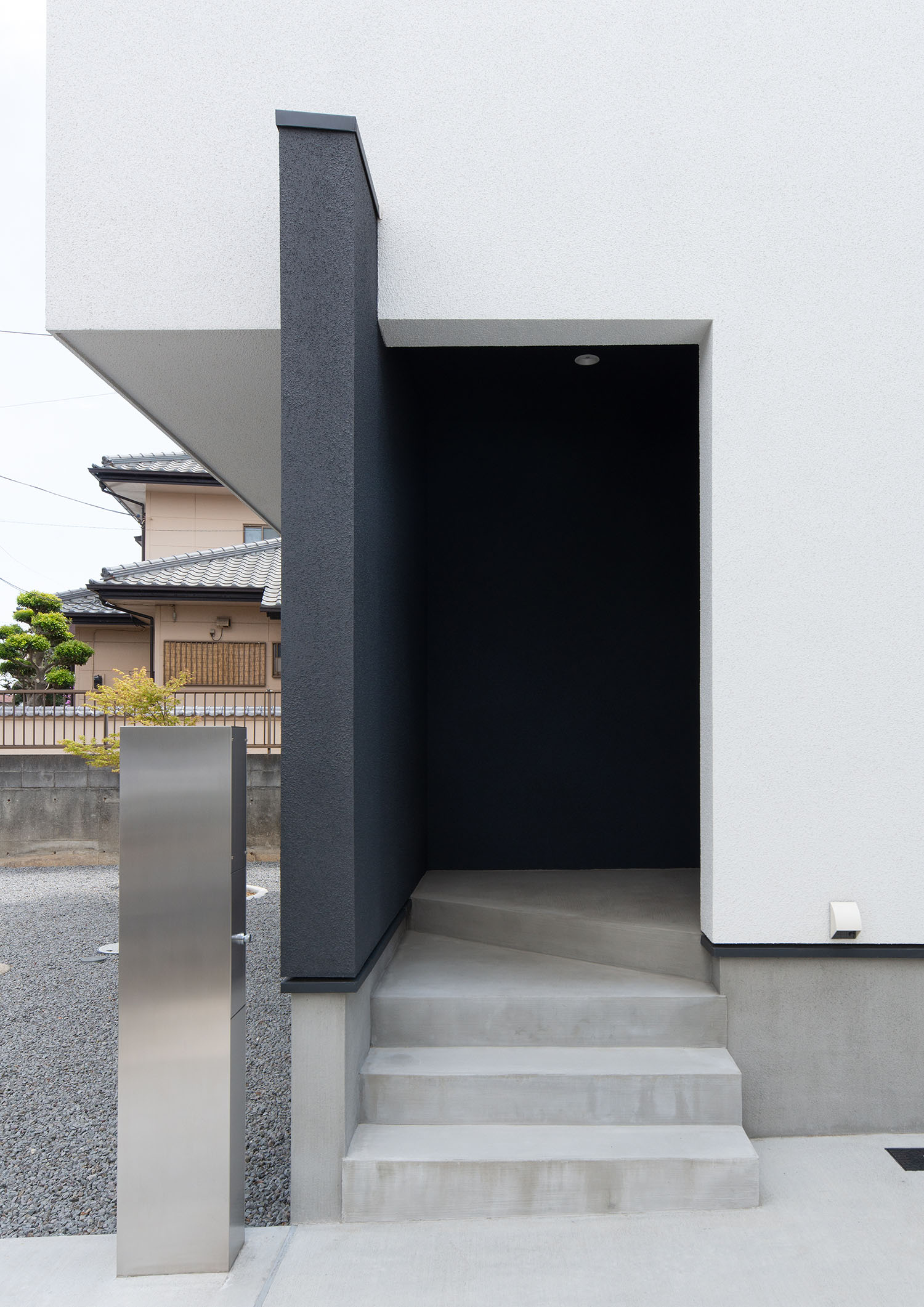 黒い目隠し壁が立てられたコンクリートの玄関アプローチ・デザイン住宅 注文住宅・デザイン住宅建築実例_『CASE673 Ganache』_外観