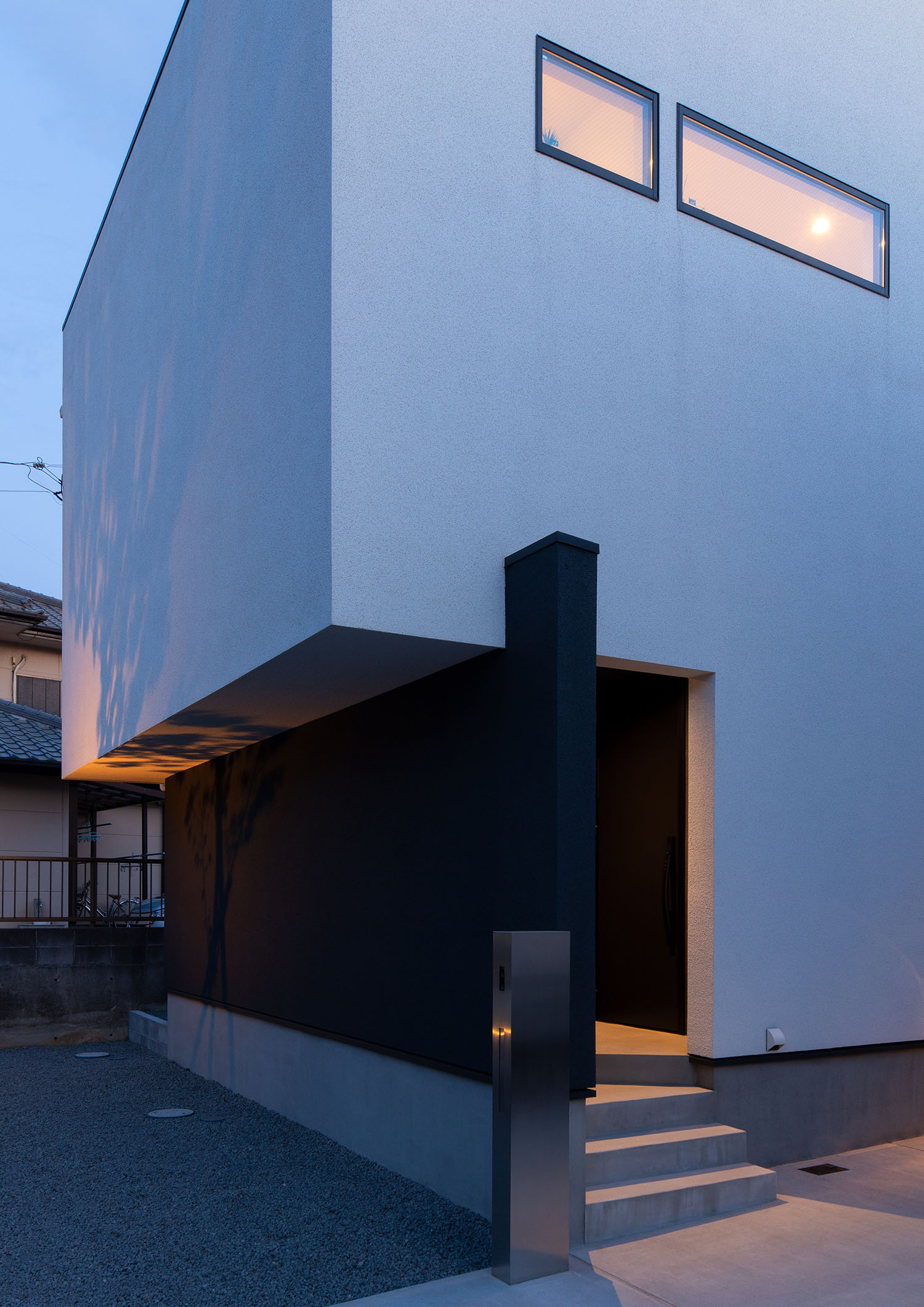 白い外観の住宅の玄関アプローチ・デザイン住宅 注文住宅・デザイン住宅建築実例_『CASE673 Ganache』_外観