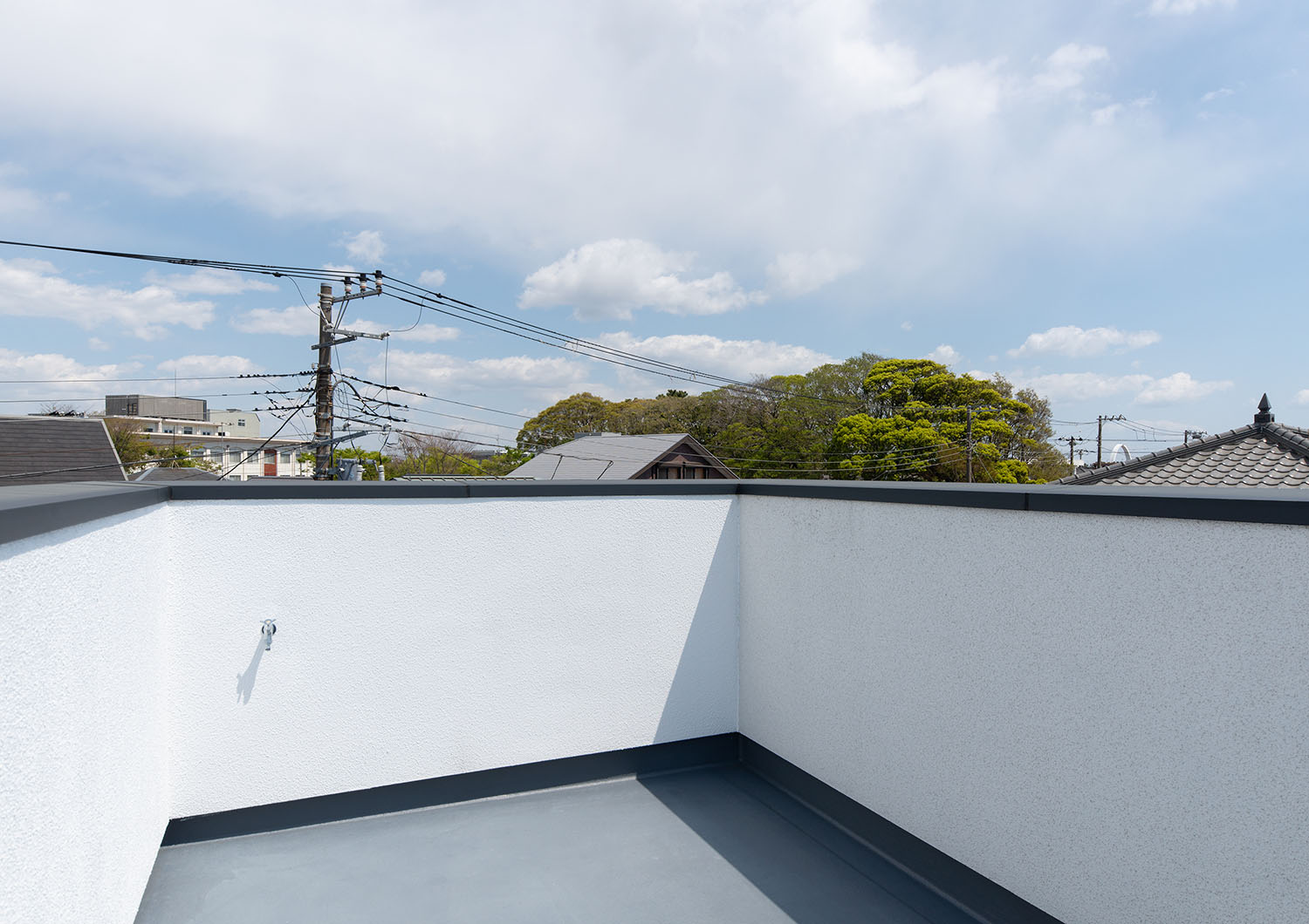 目隠し壁が設けられたルーフバルコニー・ラグジュアリーな住宅 注文住宅・デザイン住宅建築実例_『CASE673 Ganache』_テラス・バルコニー