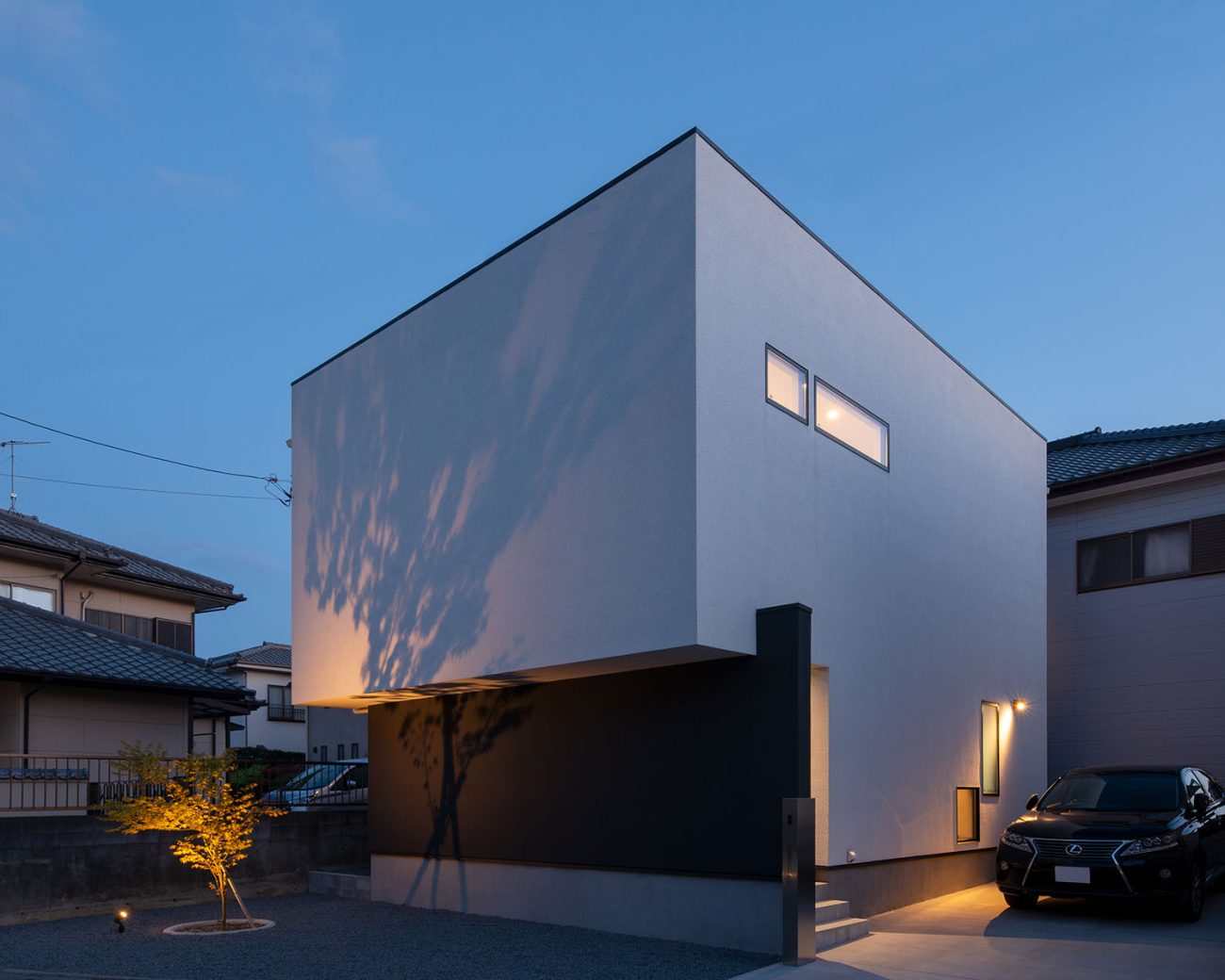 シンボルツリーの影が白い外壁に映る住宅の外観・デザイン住宅 注文住宅・デザイン住宅建築実例_『CASE673 Ganache』_外観