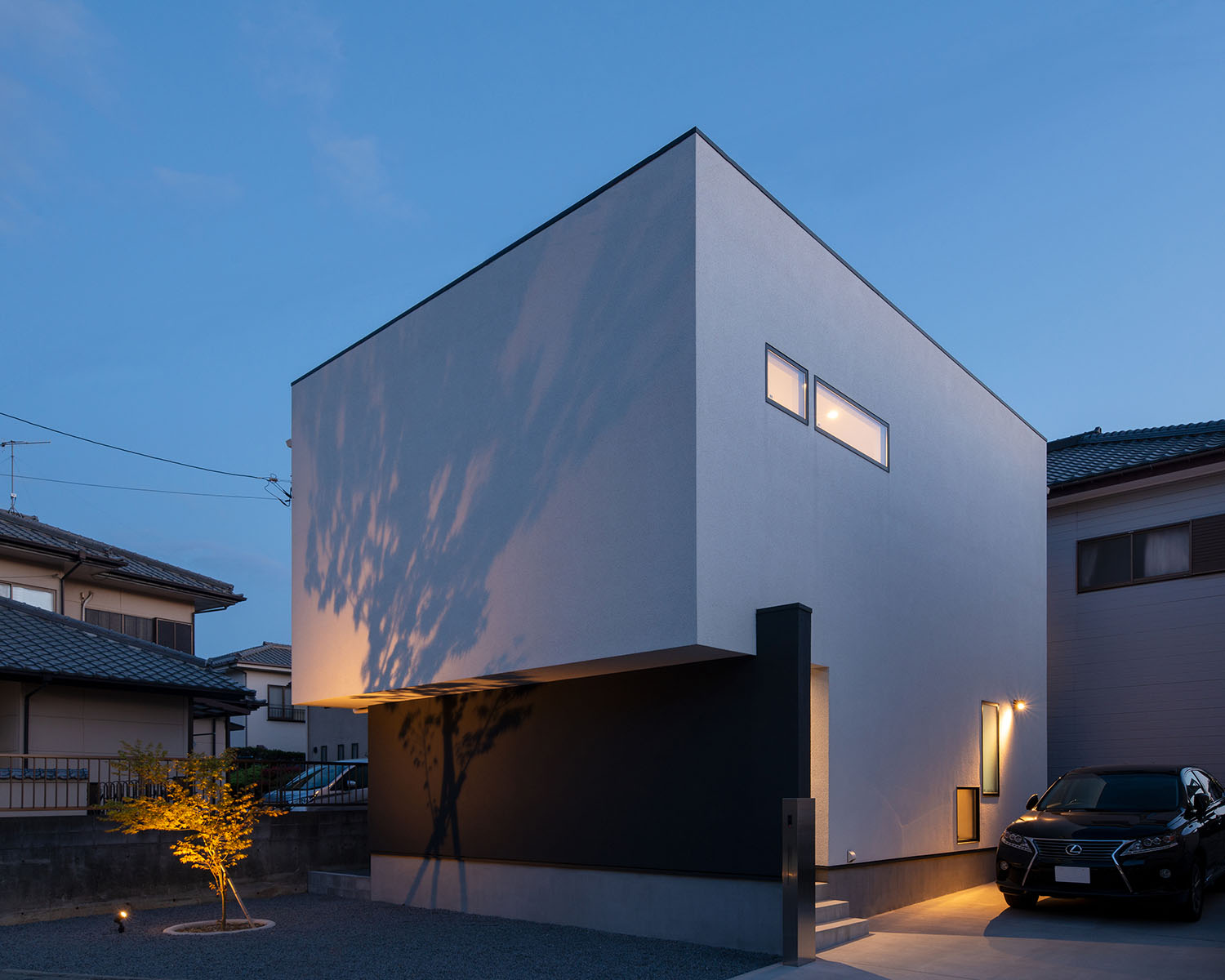 シンボルツリーの影が白い外壁に映る住宅の外観・デザイン住宅 注文住宅・デザイン住宅建築実例_『CASE673 Ganache』_外観