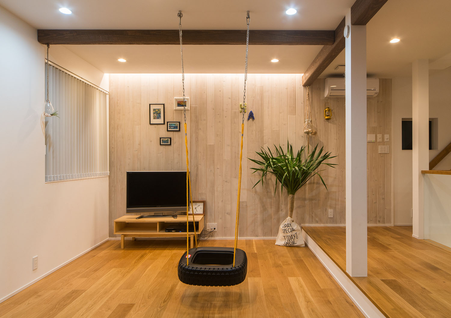壁に間接照明が仕込まれた、タイヤのブランコがあるLDK・Gardenのある家 注文住宅・デザイン住宅建築実例_『CASE674 Gardenのある家』_LDK