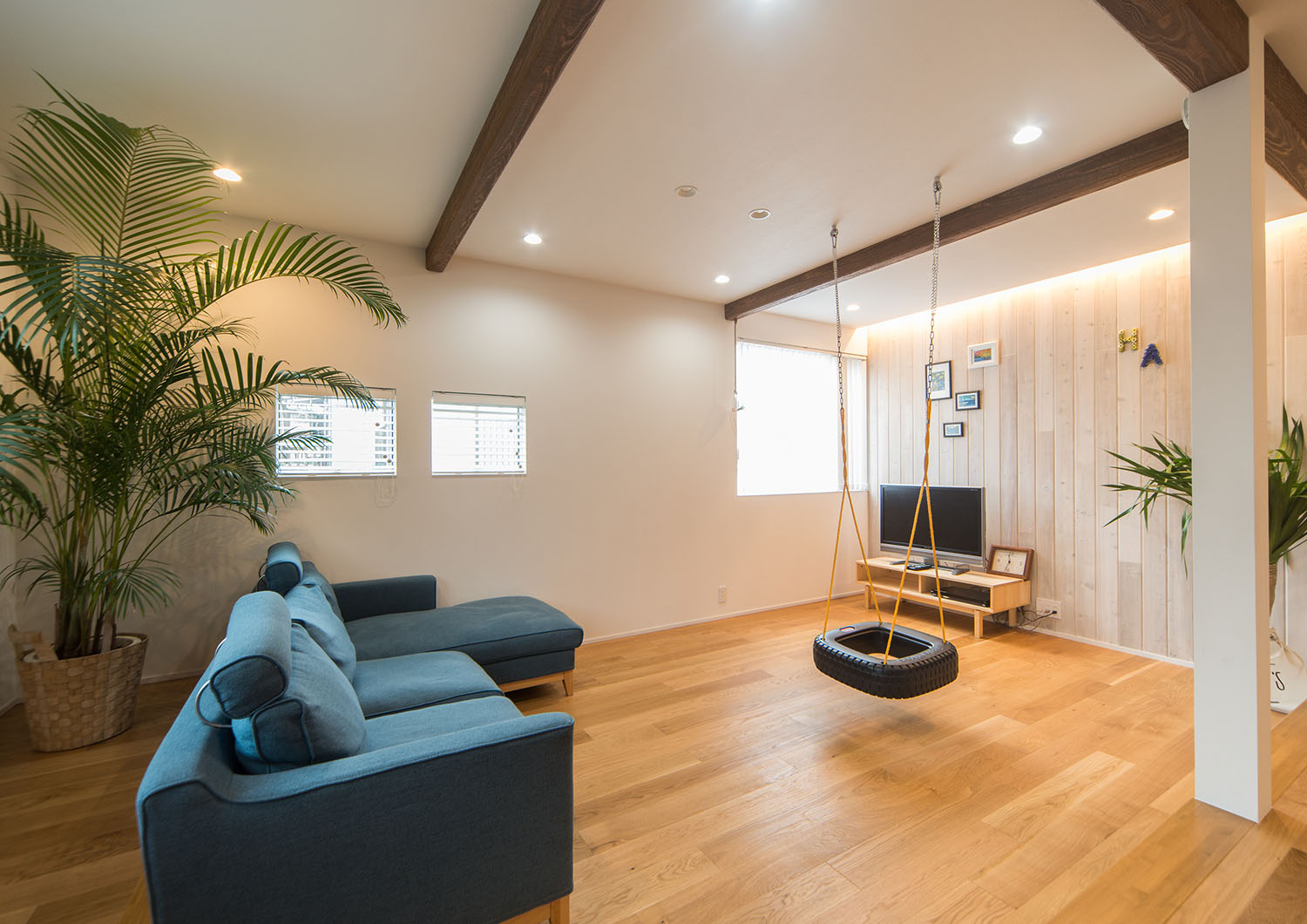 青いソファーや観葉植物、タイヤのブランコがあるLDK・Gardenのある家 注文住宅・デザイン住宅建築実例_『CASE674 Gardenのある家』_LDK